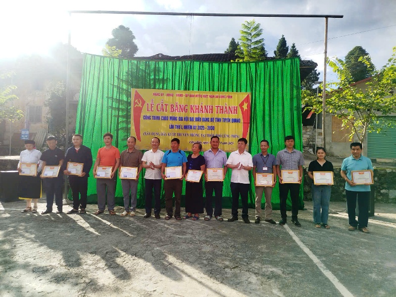 Xã Lũng Phìn tổ chức Lễ cắt băng khánh thành công trình dãy Ki ốt truyền thống tại thôn Lũng Phìn