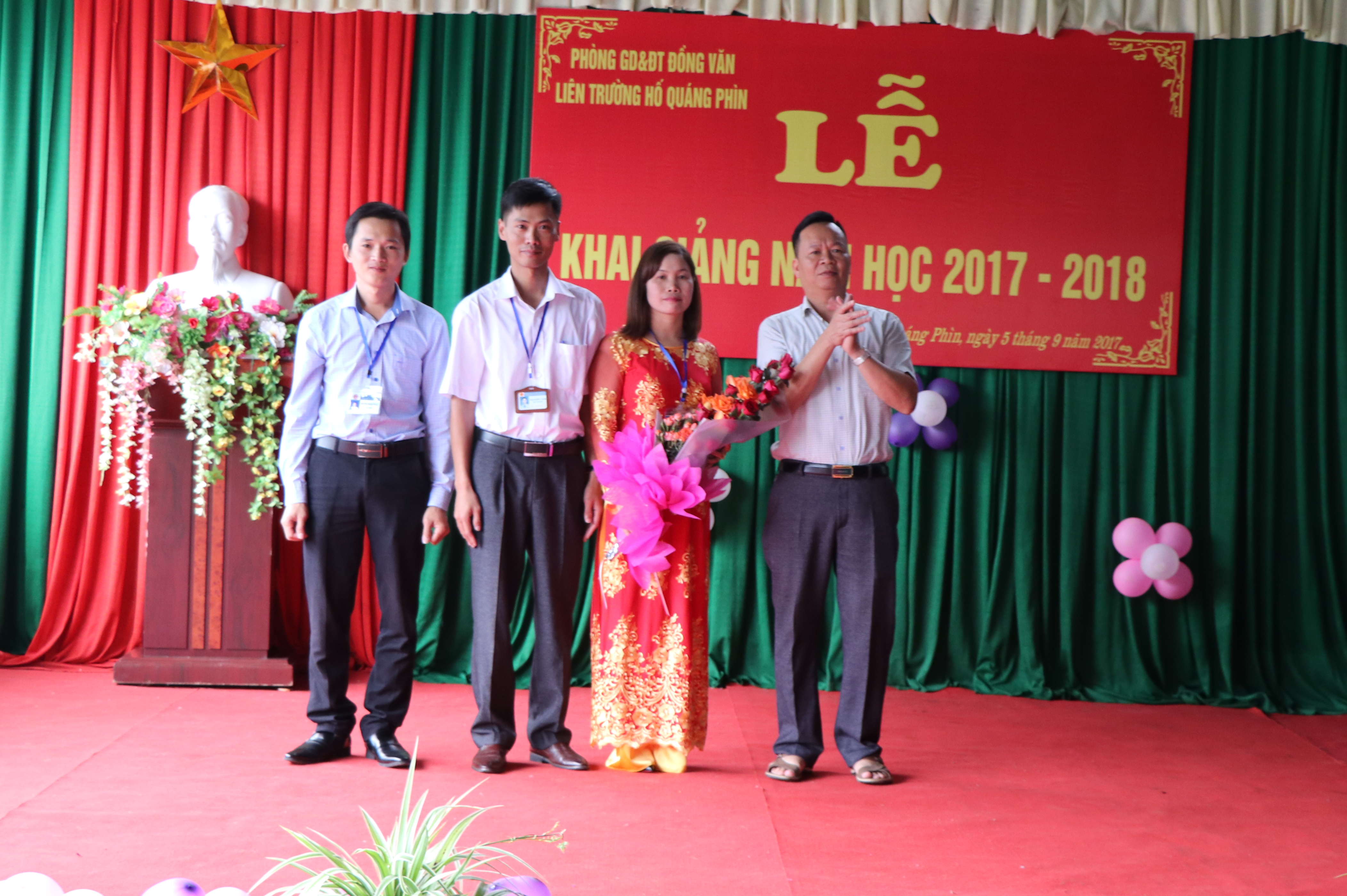 Các đồng chí lãnh lãnh đạo huyện Đồng Văn dự lễ khai giảng năm học mới 2017-2018