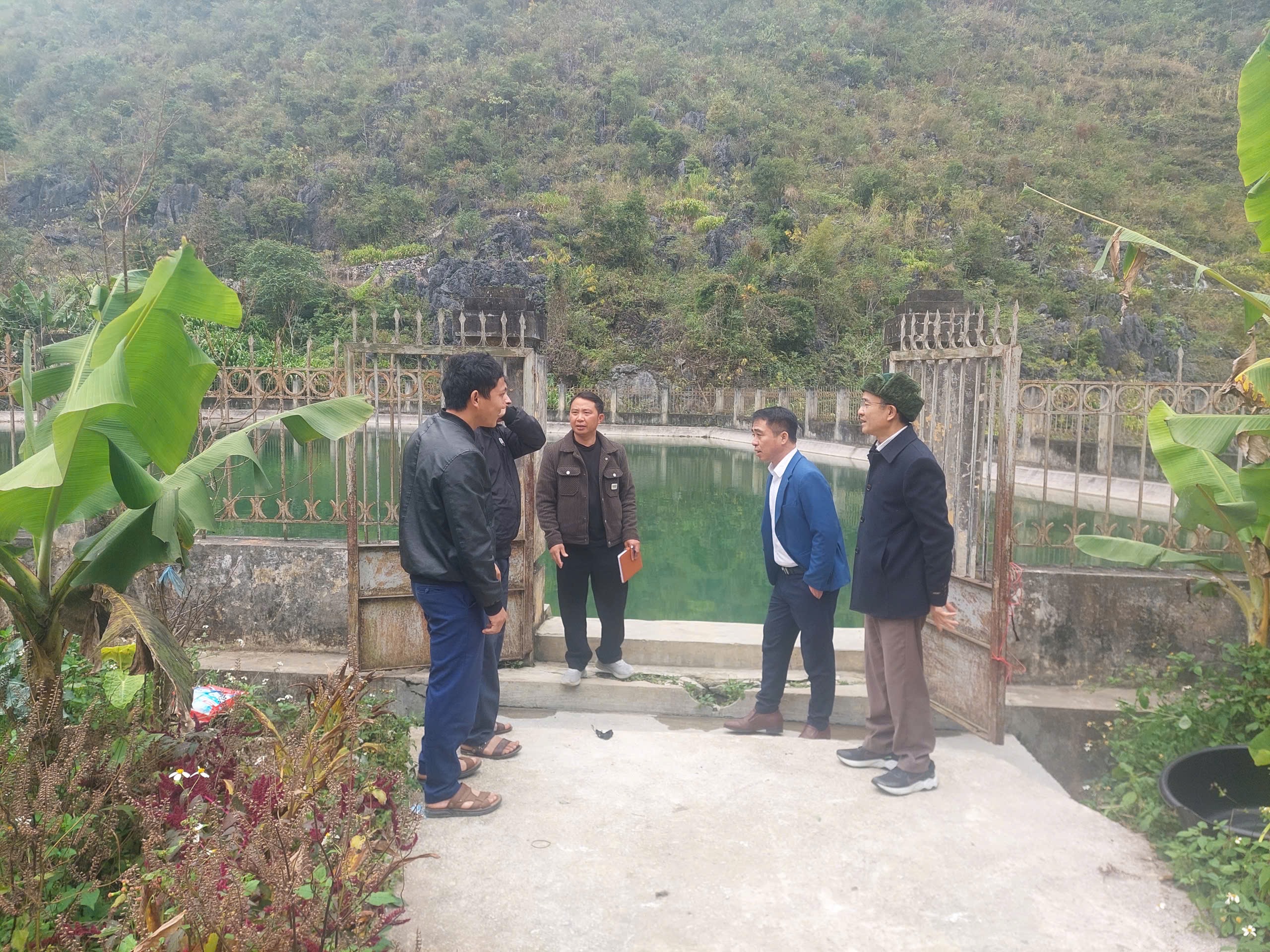 CHỦ TỊCH UBND XÃ KIỂM TRA CÔNG TÁC VỆ SINH, VẬN HÀNH VÀ PHÂN BỔ NGUỒN NƯỚC HỒ TREO TẠI THÔN CỜ LÁNG