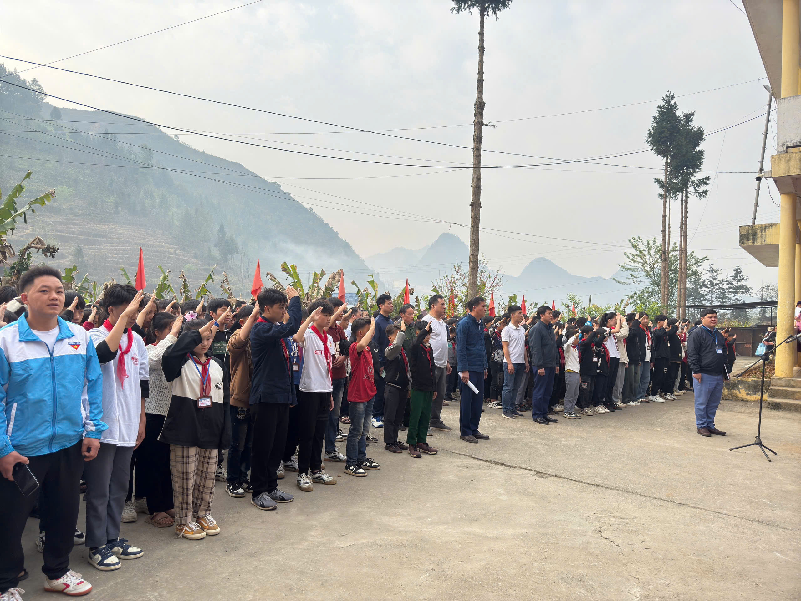 Xã Lũng Phìn Tổ chức Lễ phát động “Toàn dân rèn luyện thân thể theo gương Bác Hồ vĩ đại”, “Ngày chạy Olympic vì sức khỏe toàn dân” và tháng hoạt động TDTT cho mọi người năm 2025