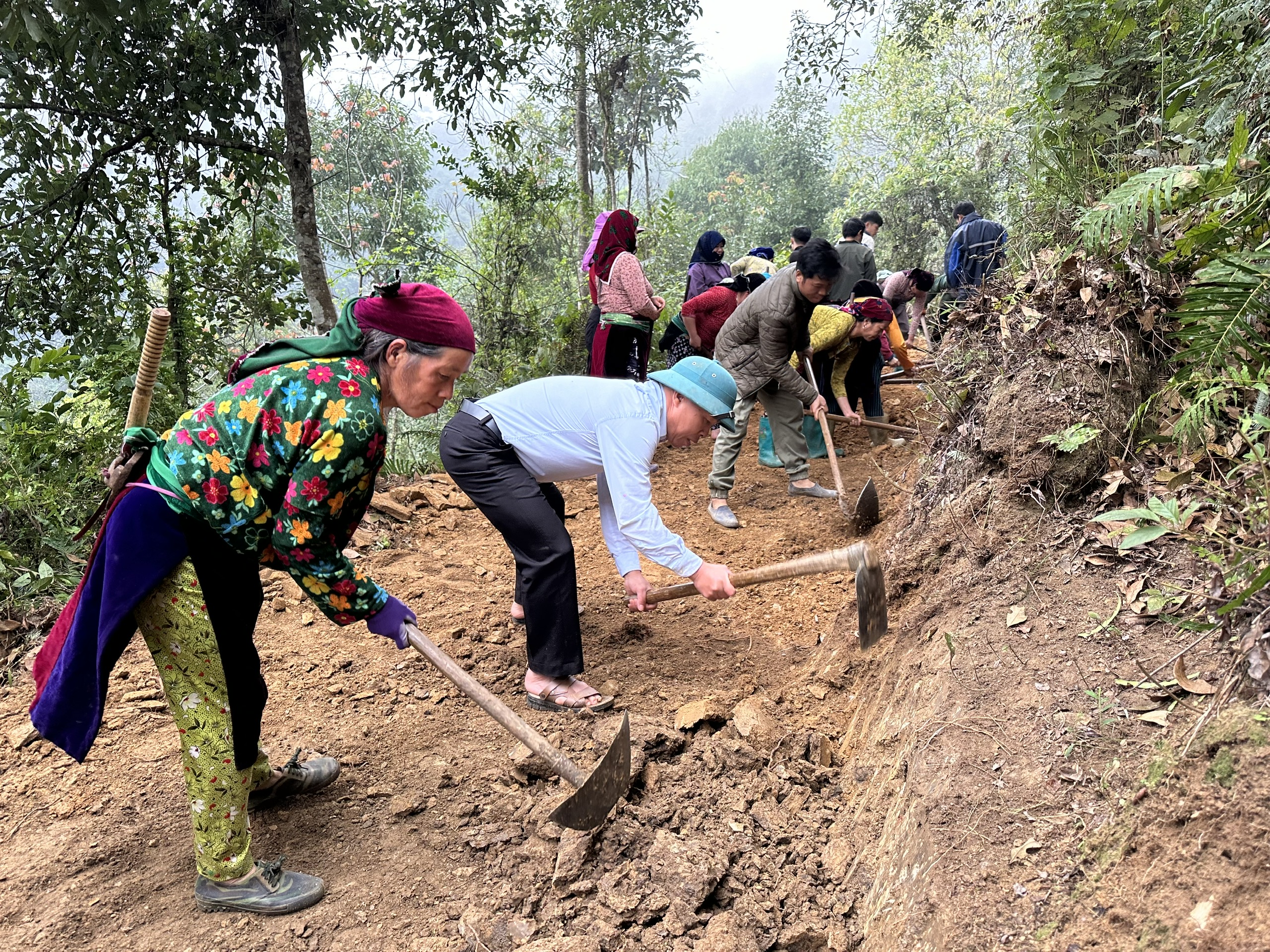 Quản Bạ: X&atilde; L&ugrave;ng T&aacute;m triển khai c&ocirc;ng tr&igrave;nh ch&agrave;o mừng đại hội MTTQ c&aacute;c cấp