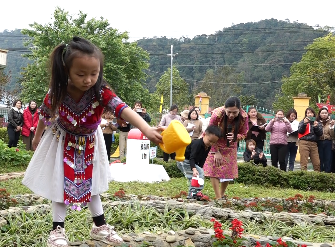Quản Bạ: Tập huấn gi&aacute;o dục về quyền con người trong c&aacute;c trường mầm non v&agrave; n&acirc;ng cao chất lượng gi&aacute;o dục cho trẻ 5 tuổi năm học 2023-2024.