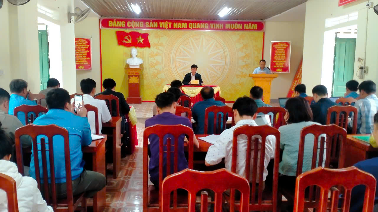 Bí thư Huyện ủy Quản Bạ Phan Anh Hùng làm việc tại xã Lùng Tám.