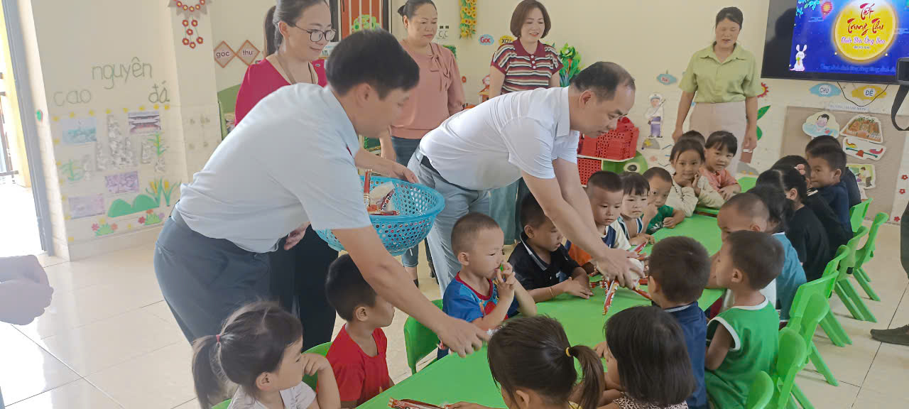 Lãnh đạo ủy ban nhân dân huyện Thăm tặng quà tết trung thu tại xã Lùng Tám