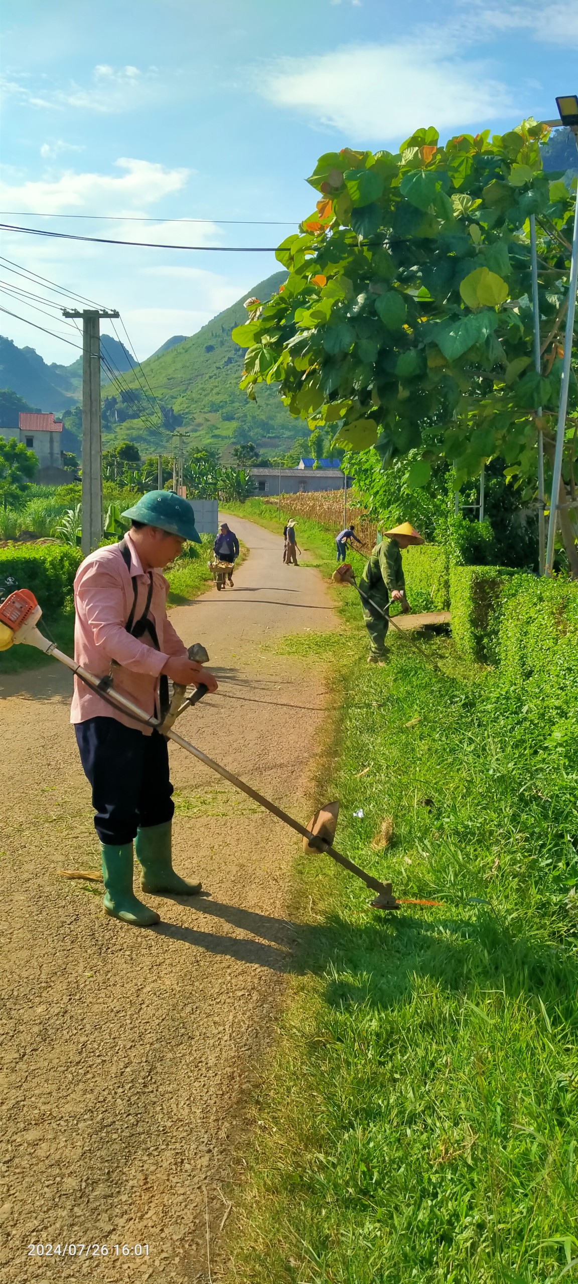Xã Lùng Tám tiếp tục thực hiện tuần 3 xây dựng tuyến đường sáng, xanh, sạch, đẹp gắn với xây dựng nông thôn mới.