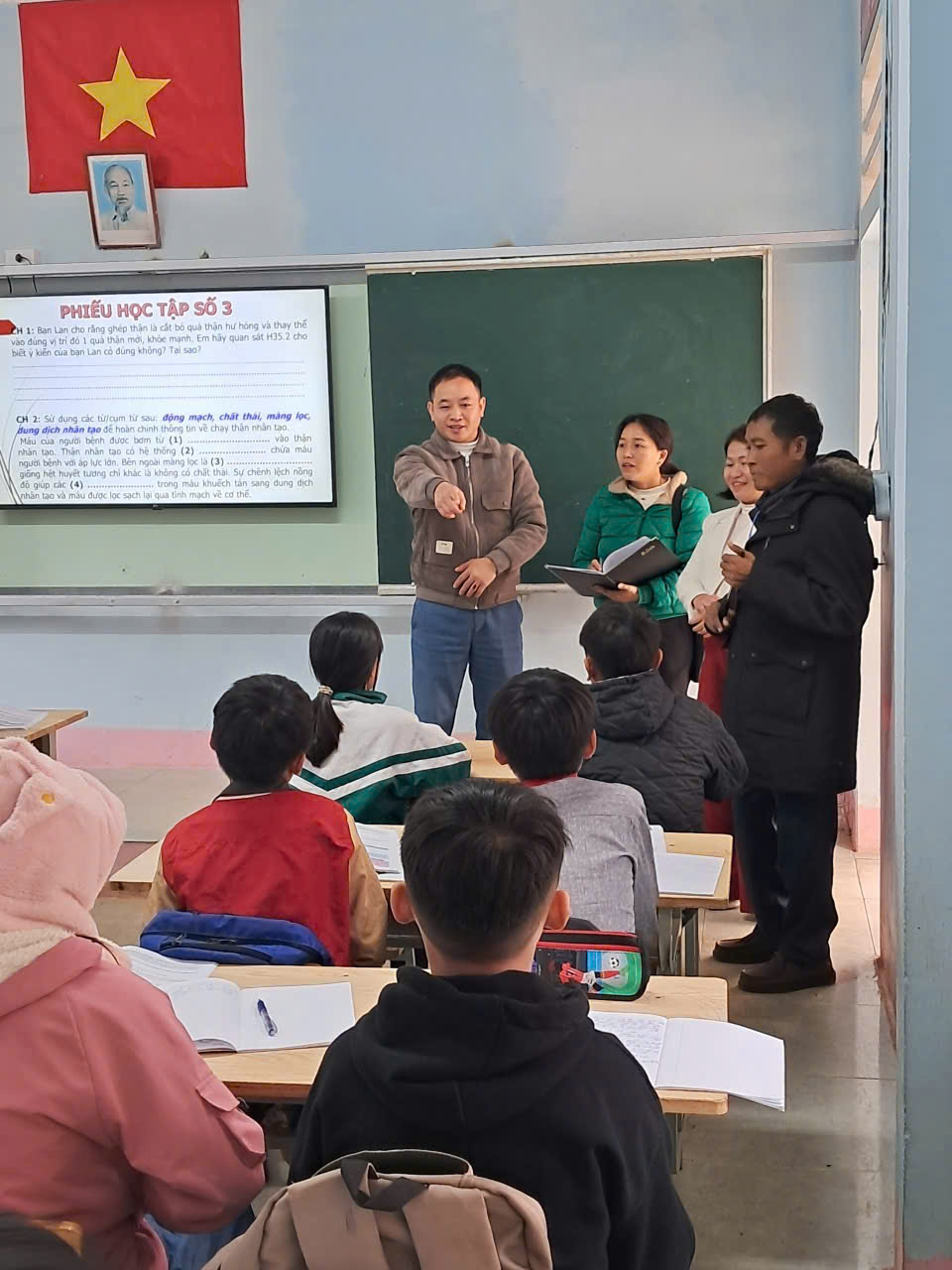 ĐỒNG CHÍ MAI XUÂN MINH – PHÓ CHỦ TỊCH UBND XÃ KIỂM TRA CÔNG TÁC DUY TRÌ SĨ SỐ, BẾP ĂN BÁN TRÚ VÀ PHÒNG CHỐNG RÉT CHO HỌC SINH