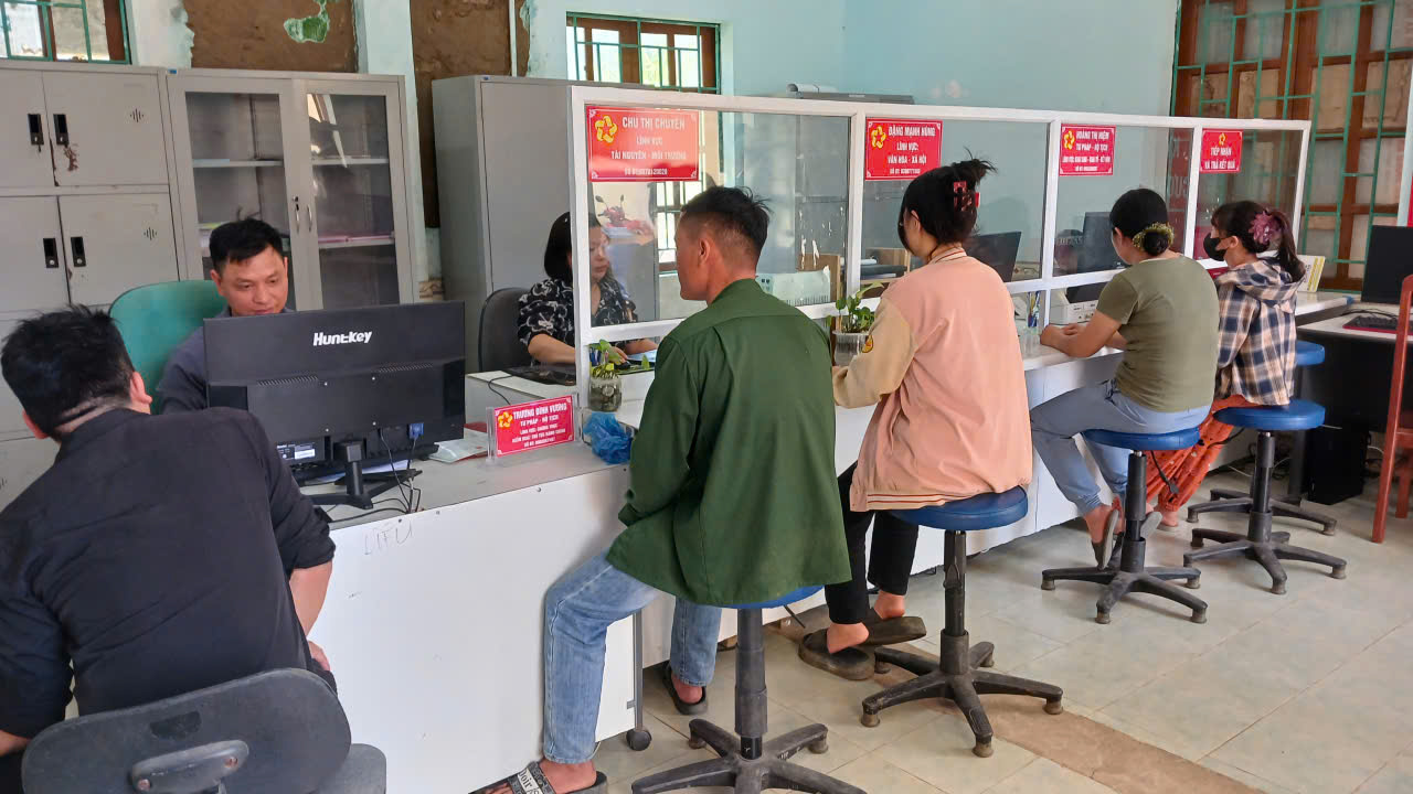 TRUNG TÂM HÀNH CHÍNH CÔNG XÃ LÙNG TÁM TÍCH CỰC THỰC HIỆN CHUYỂN ĐỔI SỐ