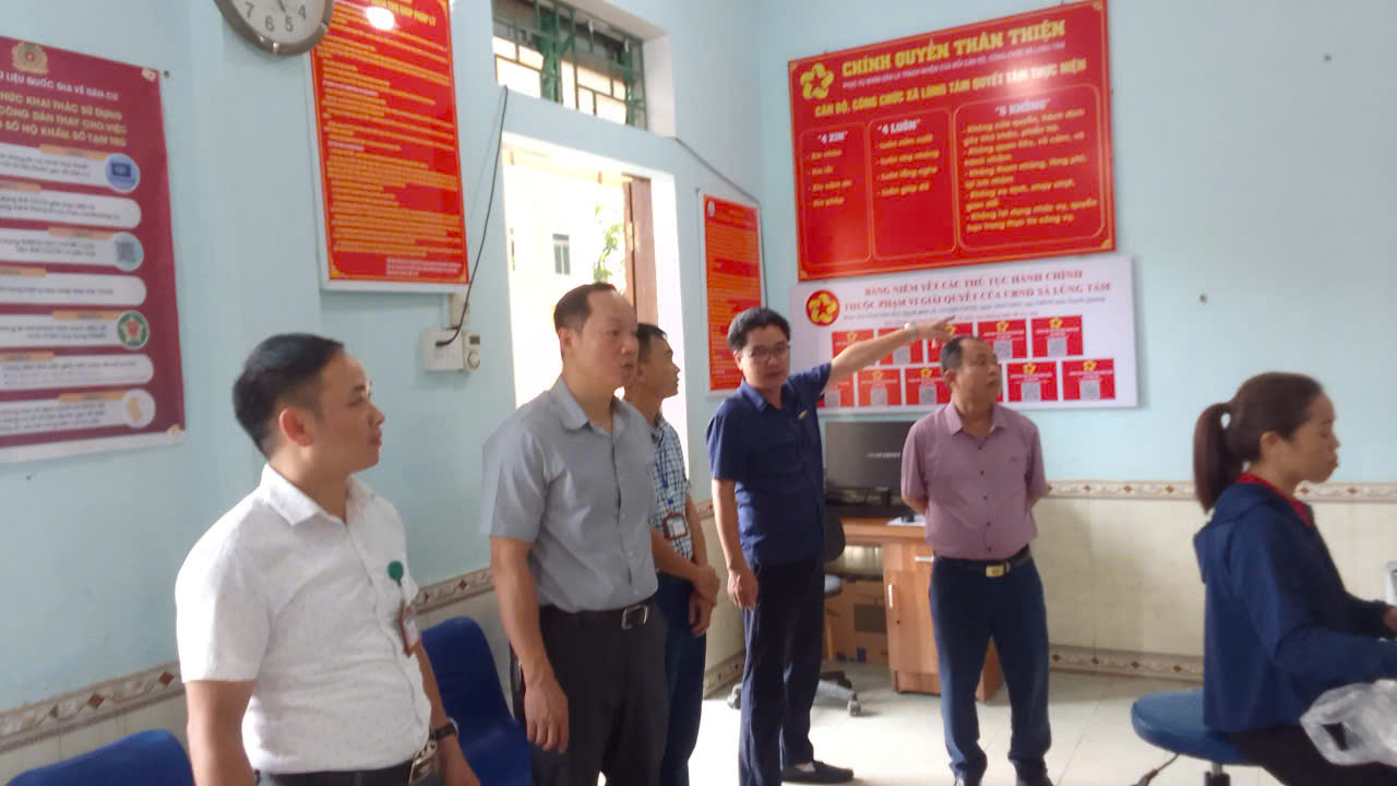 ĐỒNG CHÍ BÍ THƯ ĐẢNG ỦY VÀ CHỦ TỊCH UBND XÃ LÙNG TÁM KIỂM TRA TRUNG TÂM PHỤC VỤ HÀNH CHÍNH CÔNG