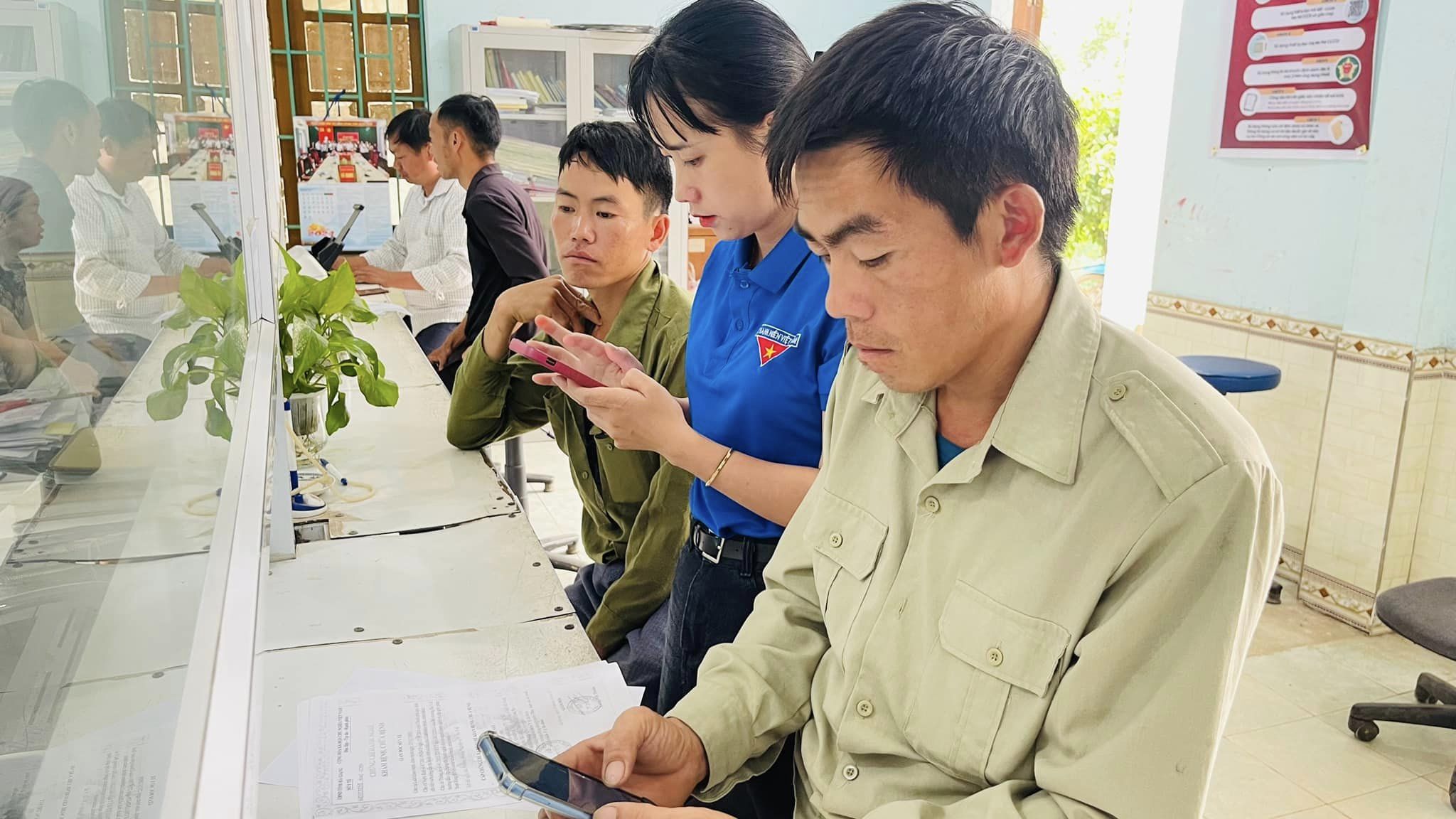 Đoàn xã Lùng Tám tham gia hướng dẫn người dân trong thủ tục hành chính