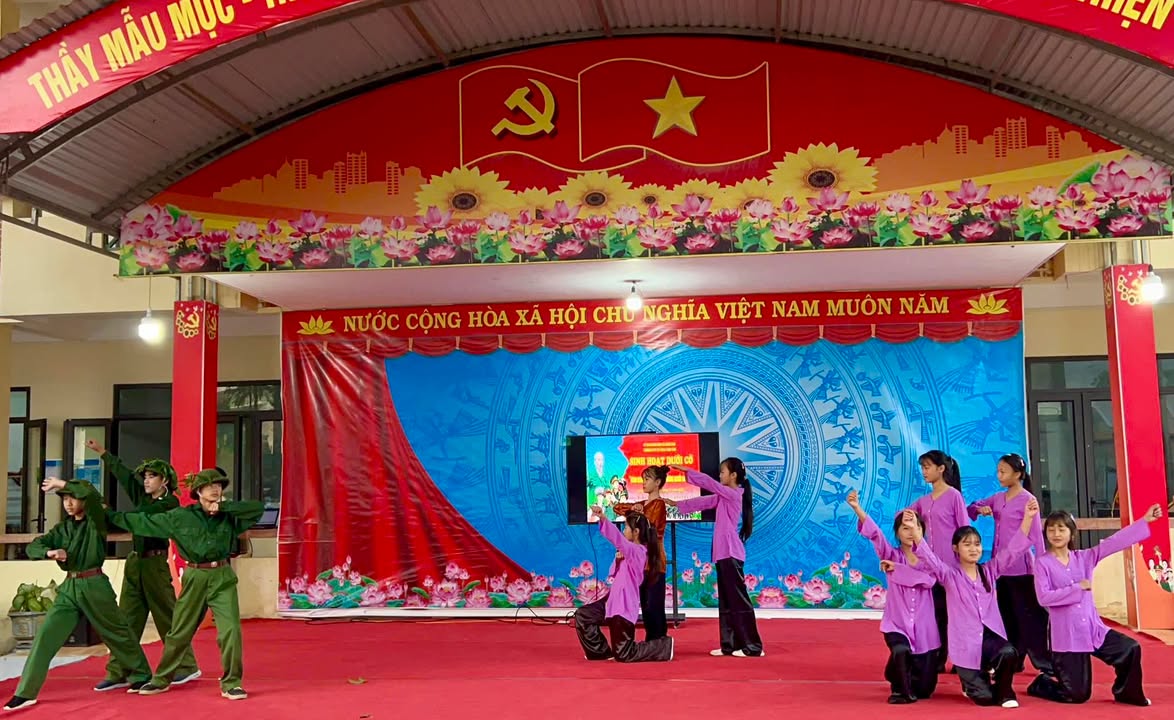 TRƯỜNG PTDT BT THCS LÙNG TÁM TỔ CHỨC SINH HOẠT DƯỚI CỜ CHÀO MỪNG KỶ NIỆM 81 NĂM NGÀY THÀNH LẬP QUÂN ĐỘI NHÂN DÂN VIỆT NAM (22/12/1944 – 22/12/2025)