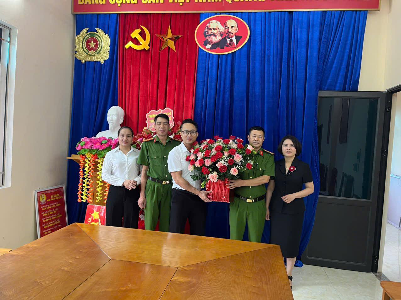 Lãnh đạo xã Mậu Duệ tặng hoa chúc mừng Công an xã nhân dịp kỷ niệm 80 năm Ngày truyền thống Công an nhân dân; 20 năm ngày Hội Toàn dân bảo vệ an ninh Tổ quốc.