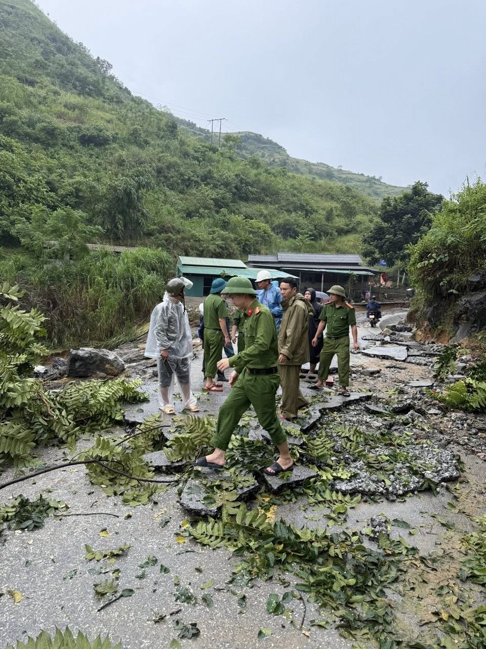 XÃ MẬU DUỆ KHẨN TRƯƠNG KHẮC PHỤC HẬU QUẢ MƯA LŨ