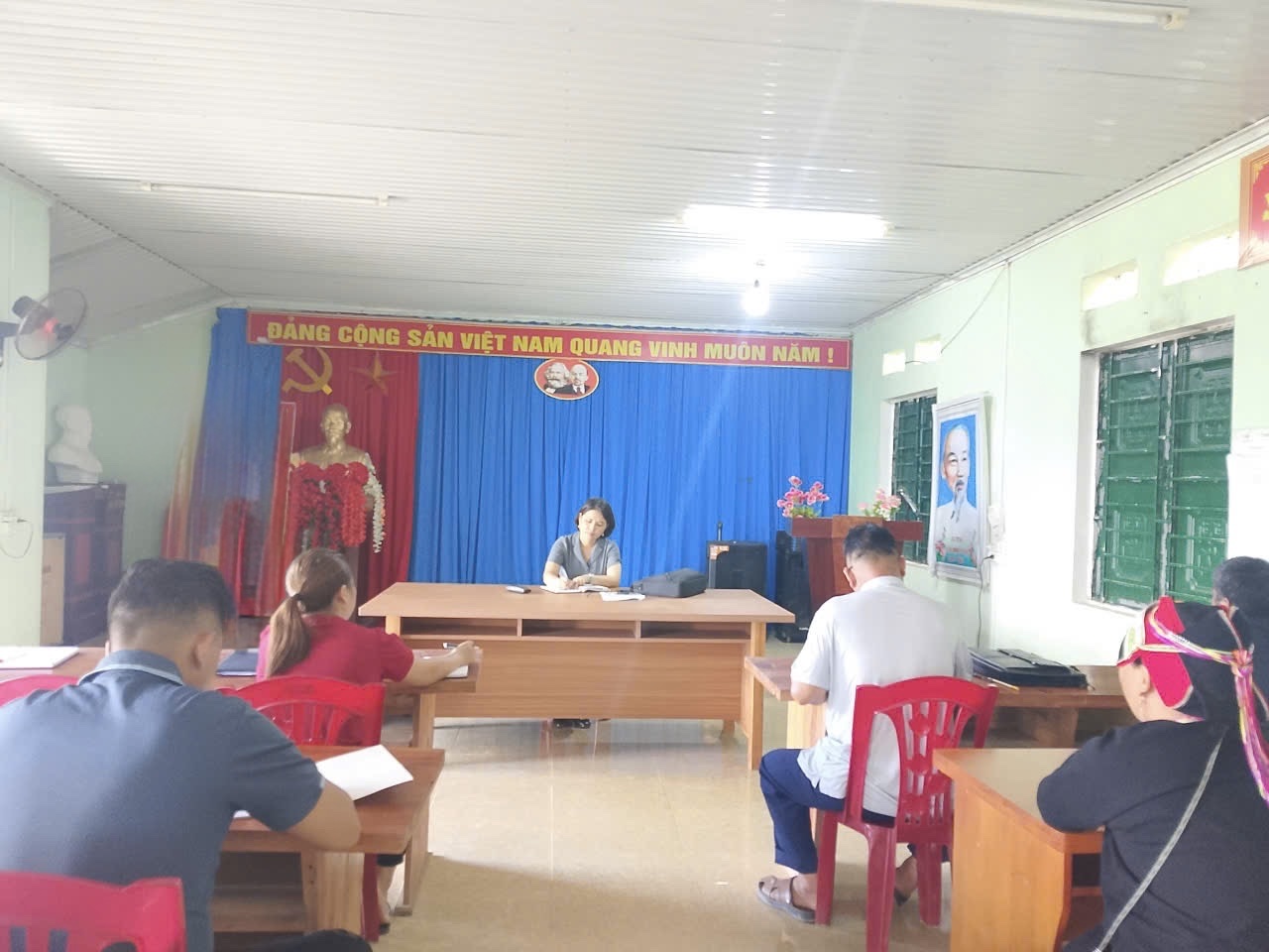 Đc Nguyễn Thị Hoài, Phó bí thư Đảng ủy - chủ tịch UBND xã làm việc tại chi bộ Phiêng Đé