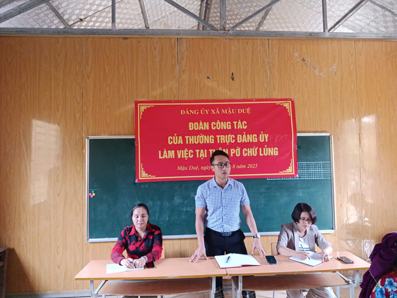 Thường trực Đảng ủy xã Mậu Duệ, làm việc tại thôn Pờ Chừ Lủng