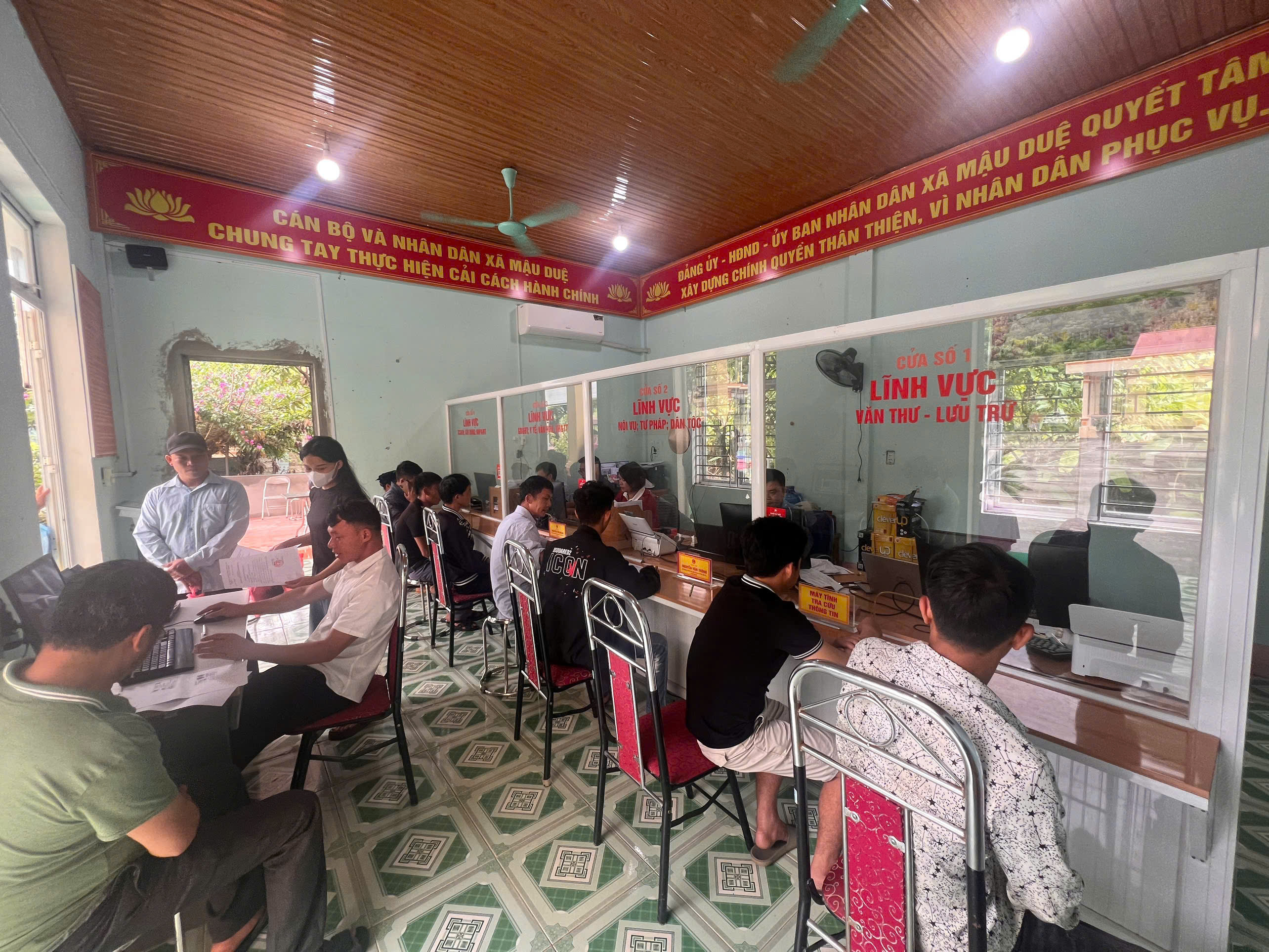 Từ ngày 01/7/2025, Trung tâm Phục vụ hành chính công xã Mậu Duệ chính thức đi vào hoạt động và bước đầu ghi nhận nhiều kết quả tích cực, khẳng định vai trò là đầu mối tiếp nhận, giải quyết thủ tục hành chính cho người dân một cách công khai, minh bạch và thuận tiện.