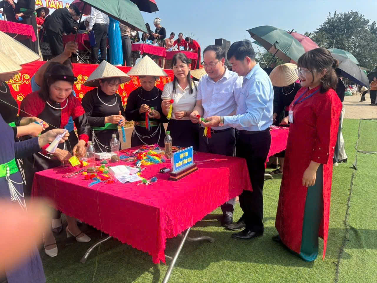 Hội thi khâu quả còn nhanh, đẹp – Điểm nhấn đặc sắc tại Ngày hội Văn hóa các dân tộc xã Tân An