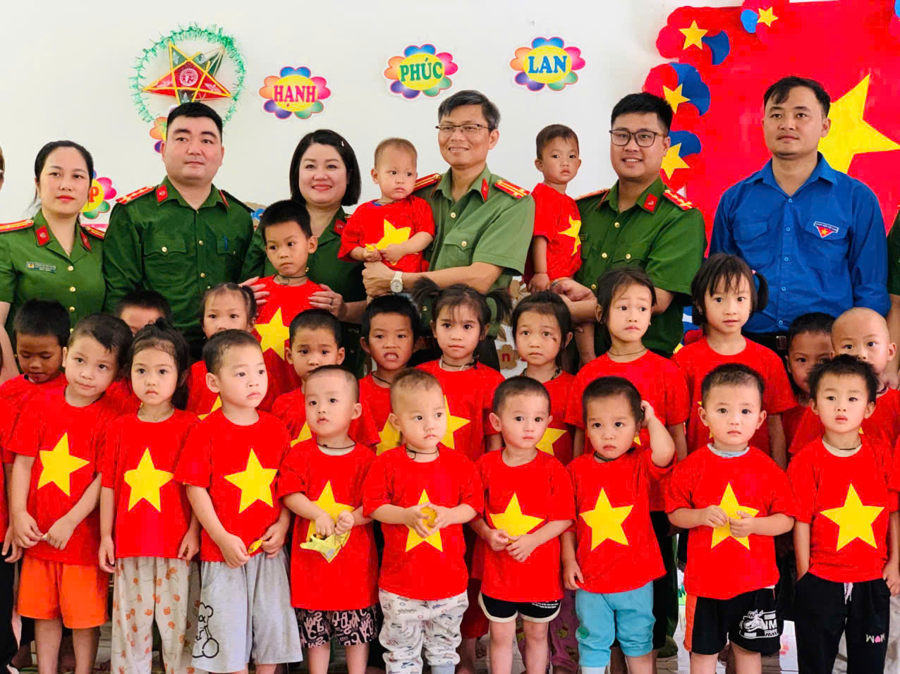 ẤM ÁP NỤ CƯỜI TRẺ THƠ: CÔNG AN XÃ VIỆT LÂM MANG NIỀM VUI 01/6 ĐẾN ĐIỂM TRƯỜNG BẢN CHANG