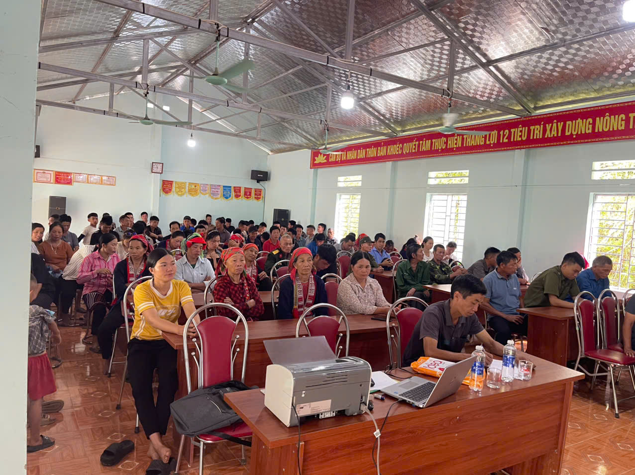 TỔ ĐẠI BIỂU SỐ 4 HĐND XÃ THƯỢNG SƠN TIẾP XÚC CỬ TRI SAU KỲ HỌP THỨ 4 VÀ THĂM, TẶNG QUÀ THƯƠNG BINH NHÂN DỊP 27/7