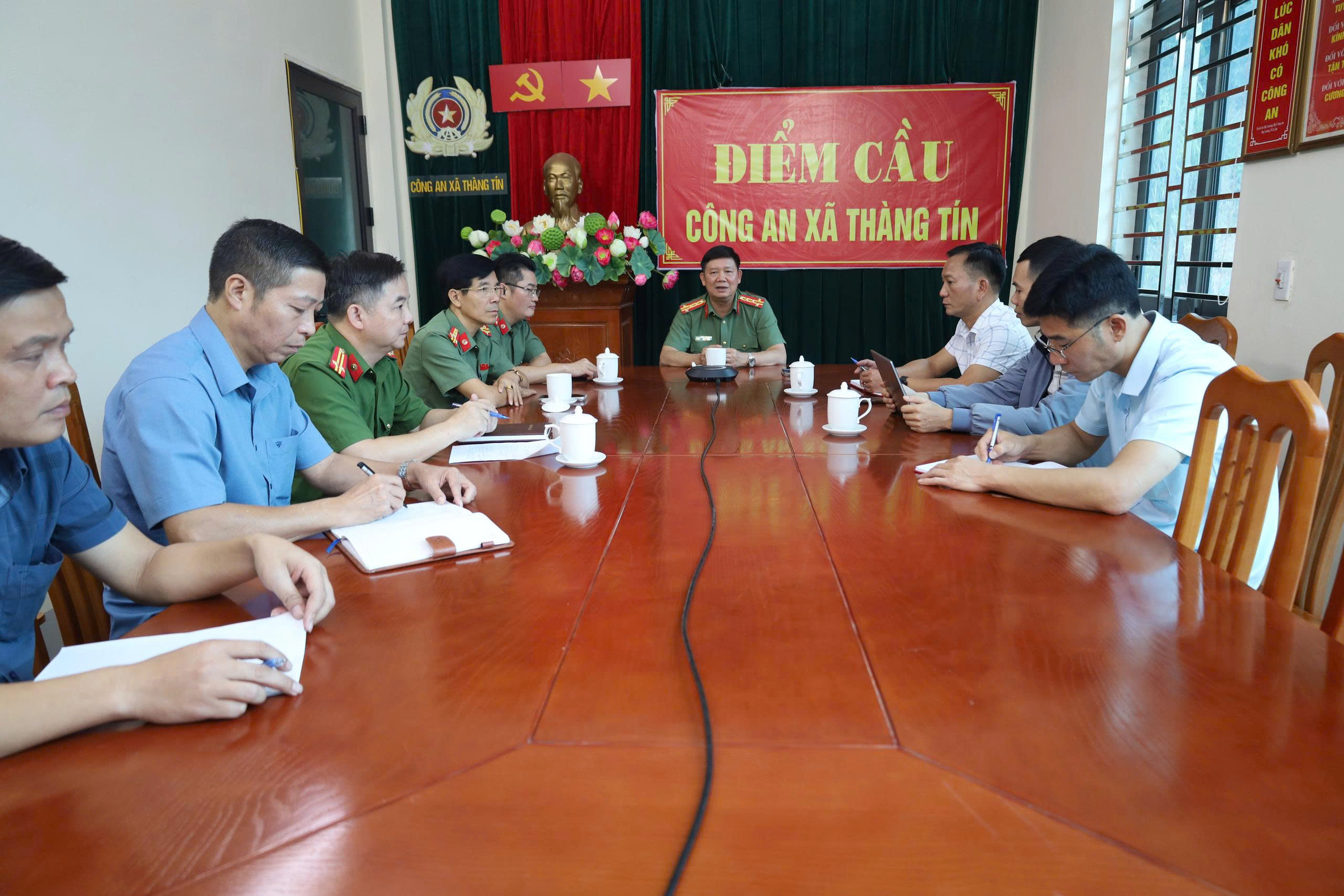 Công an tỉnh Tuyên Quang làm việc với xã Thàng Tín về công tác giải phóng mặt bằng xây dựng trường phổ thông nội trú liên cấp