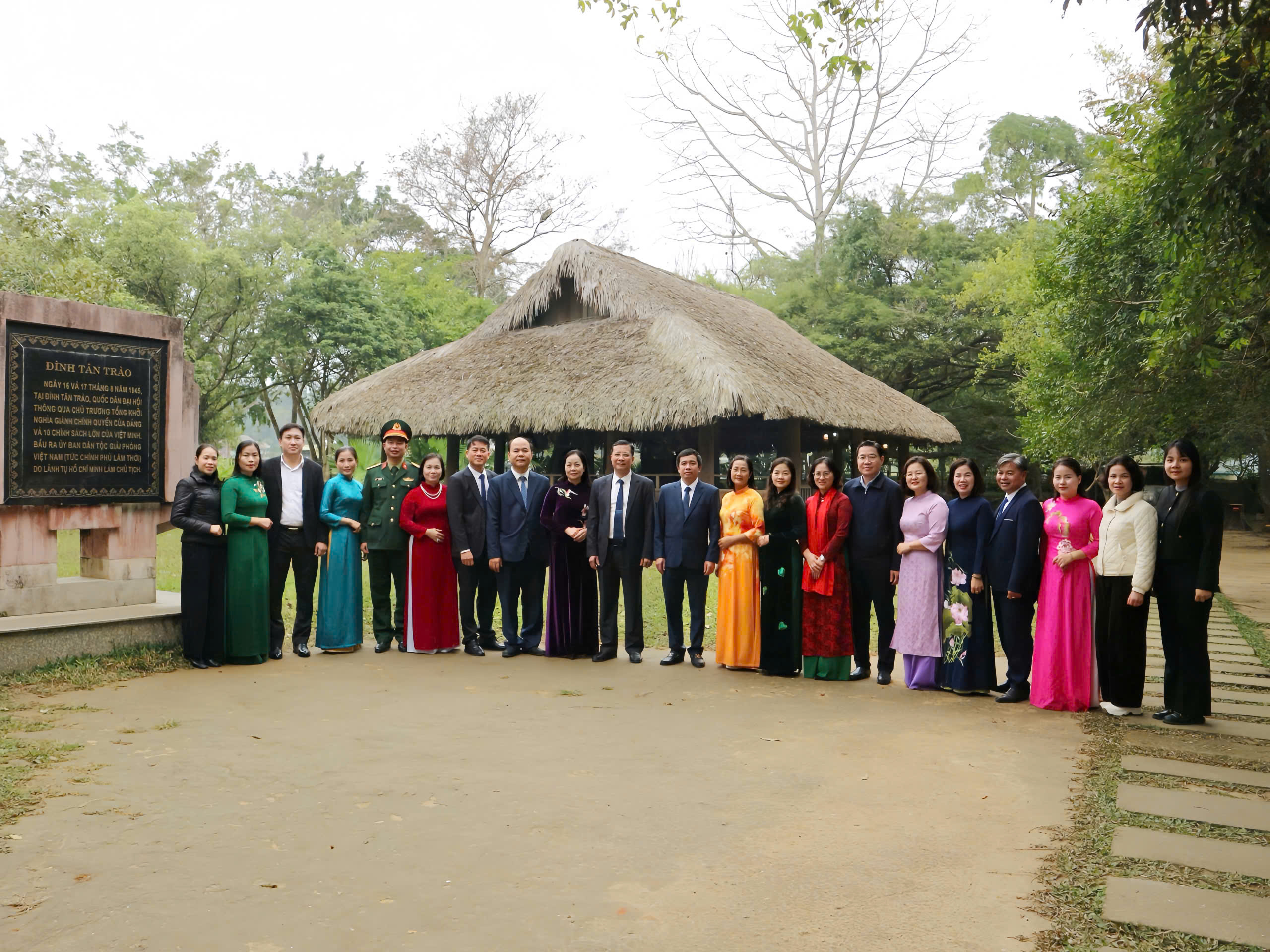 Đoàn đại biểu Đảng ủy - HĐND - UBND - Ủy ban MTTQ Việt Nam phường Nông Tiến tổ chức hành trình về nguồn, dâng hương tại Khu di tích quốc gia đặc biệt Tân Trào