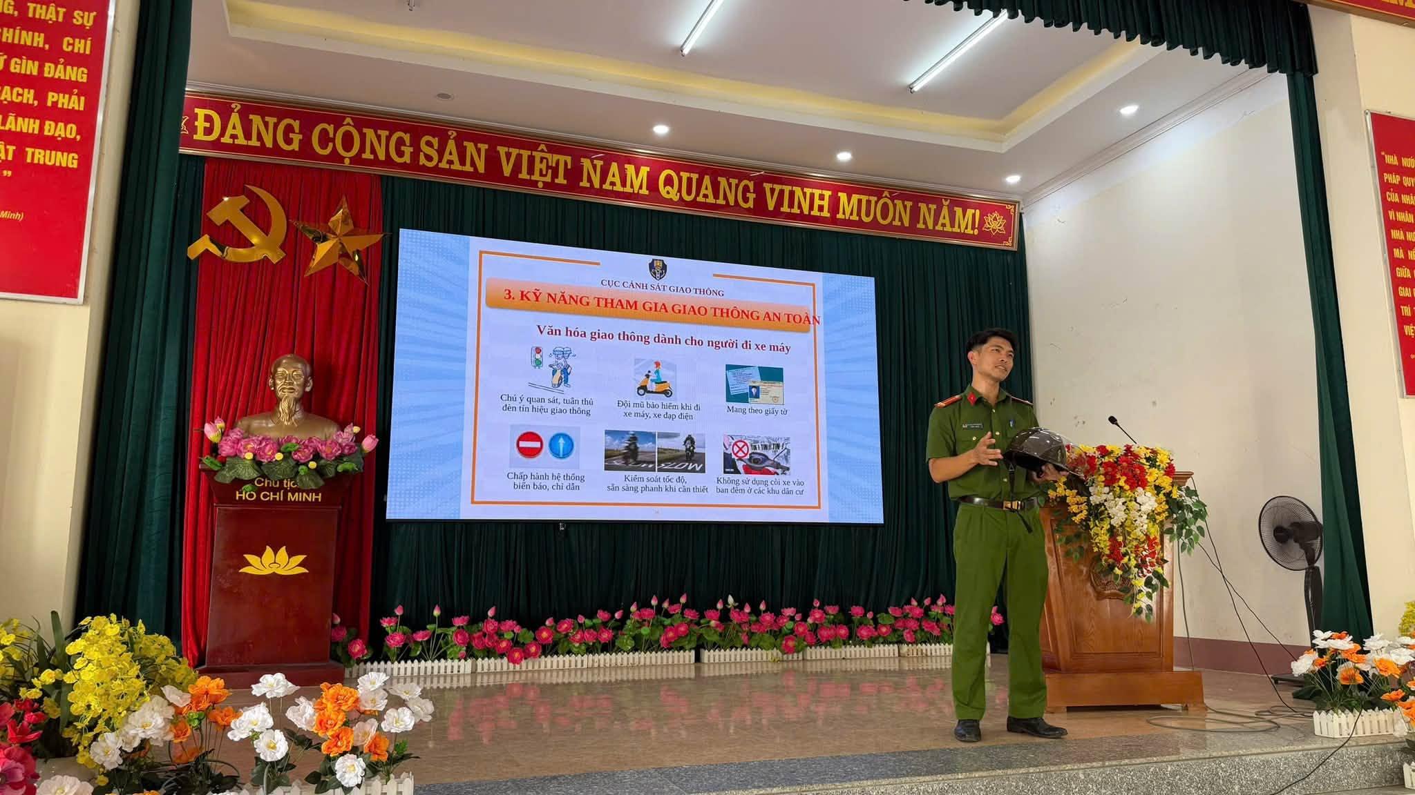 CÔNG AN XÃ MINH THANH: TUYÊN TRUYỀN PHÁP LUẬT VỀ TRẬT TỰ, AN TOÀN GIAO THÔNG TẠI KHU DÂN CƯ   