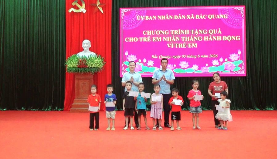 Trao 50 suất quà cho trẻ em có hoàn cảnh đặc biệt khó khăn nhân Tháng hành động vì trẻ em năm 2026