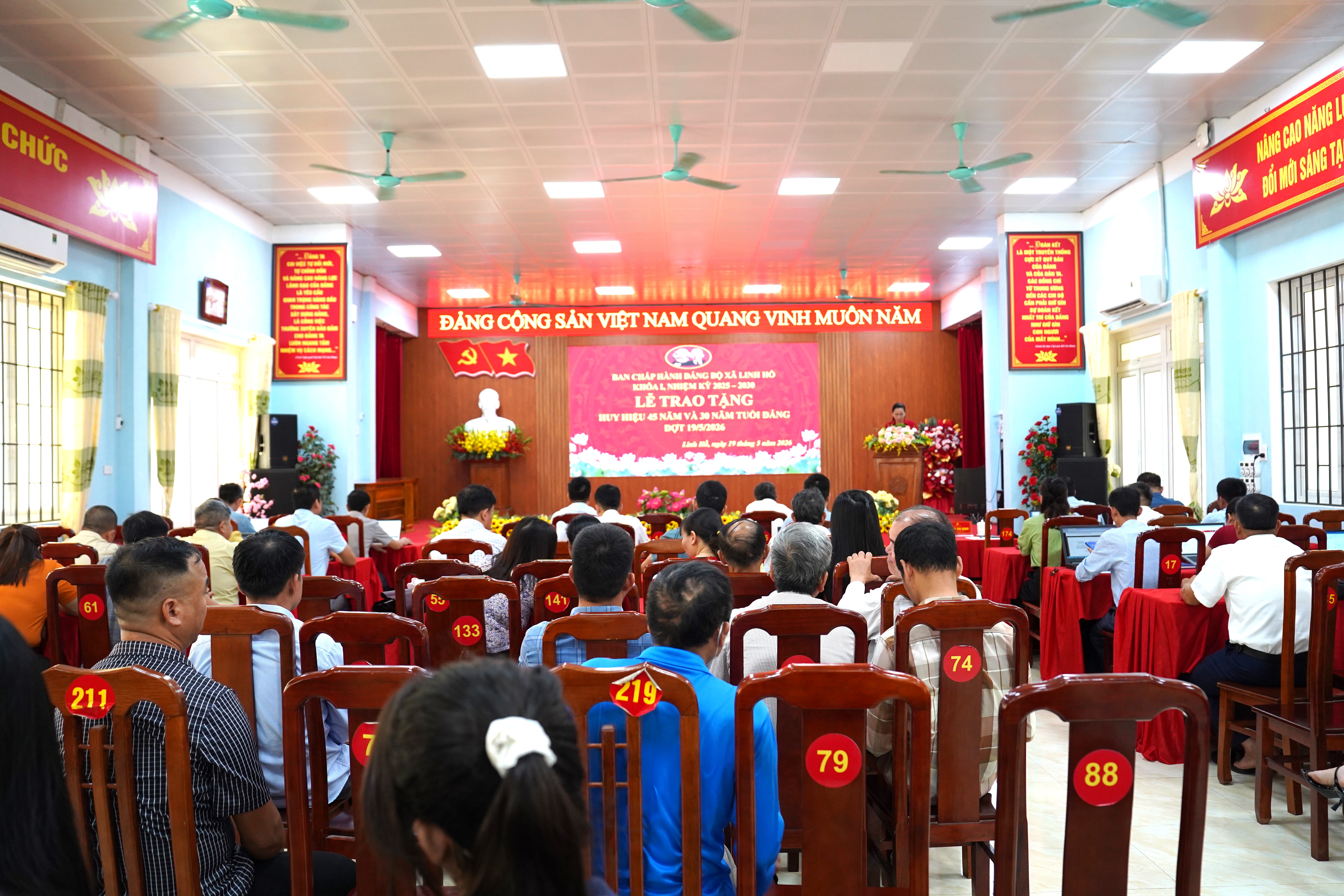 Đảng bộ xã Linh Hồ trao Huy hiệu 30 năm và 45 năm tuổi Đảng dịp 19/5