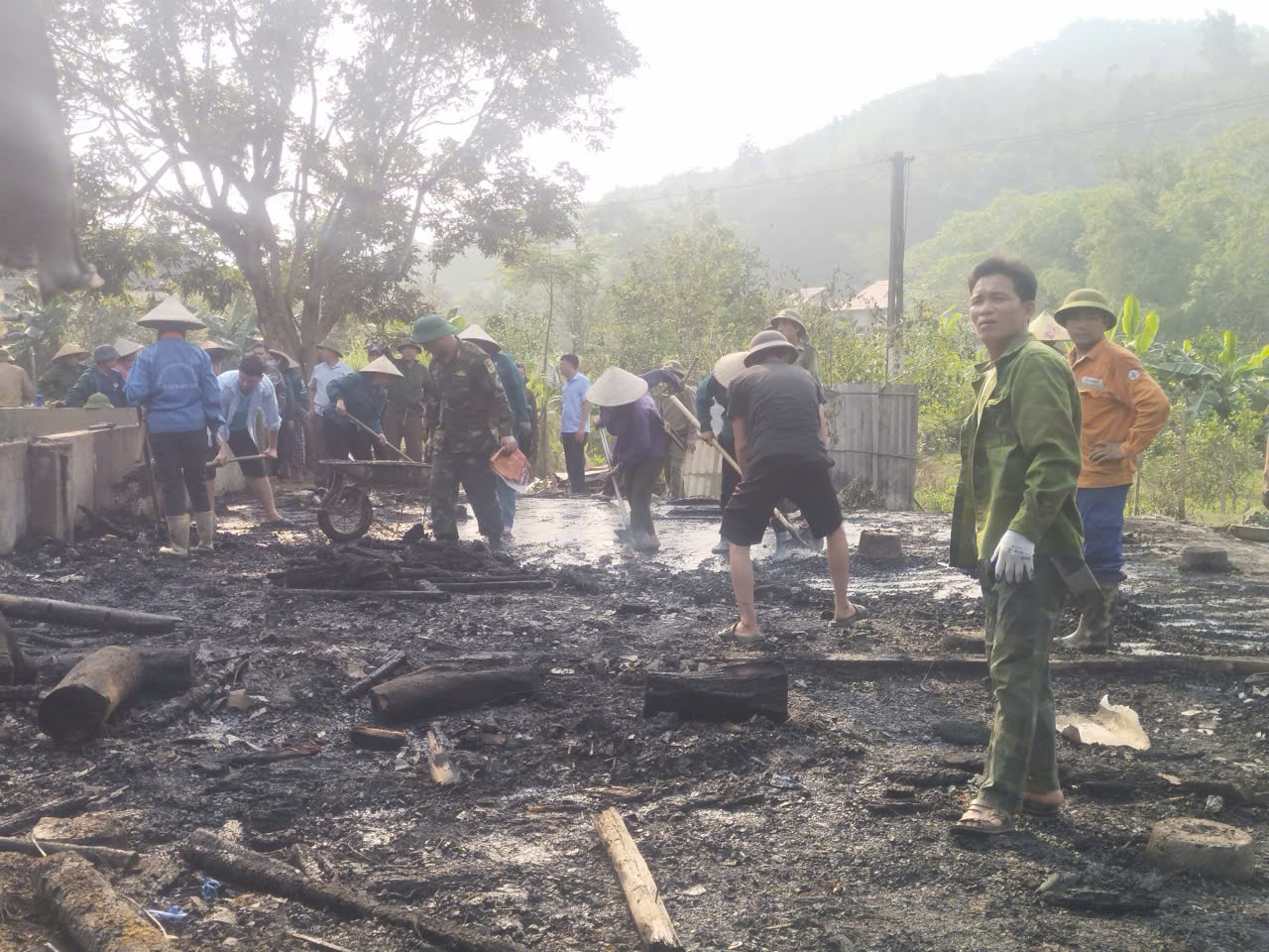 Thăm nh&agrave; bị ch&aacute;y4.jpg