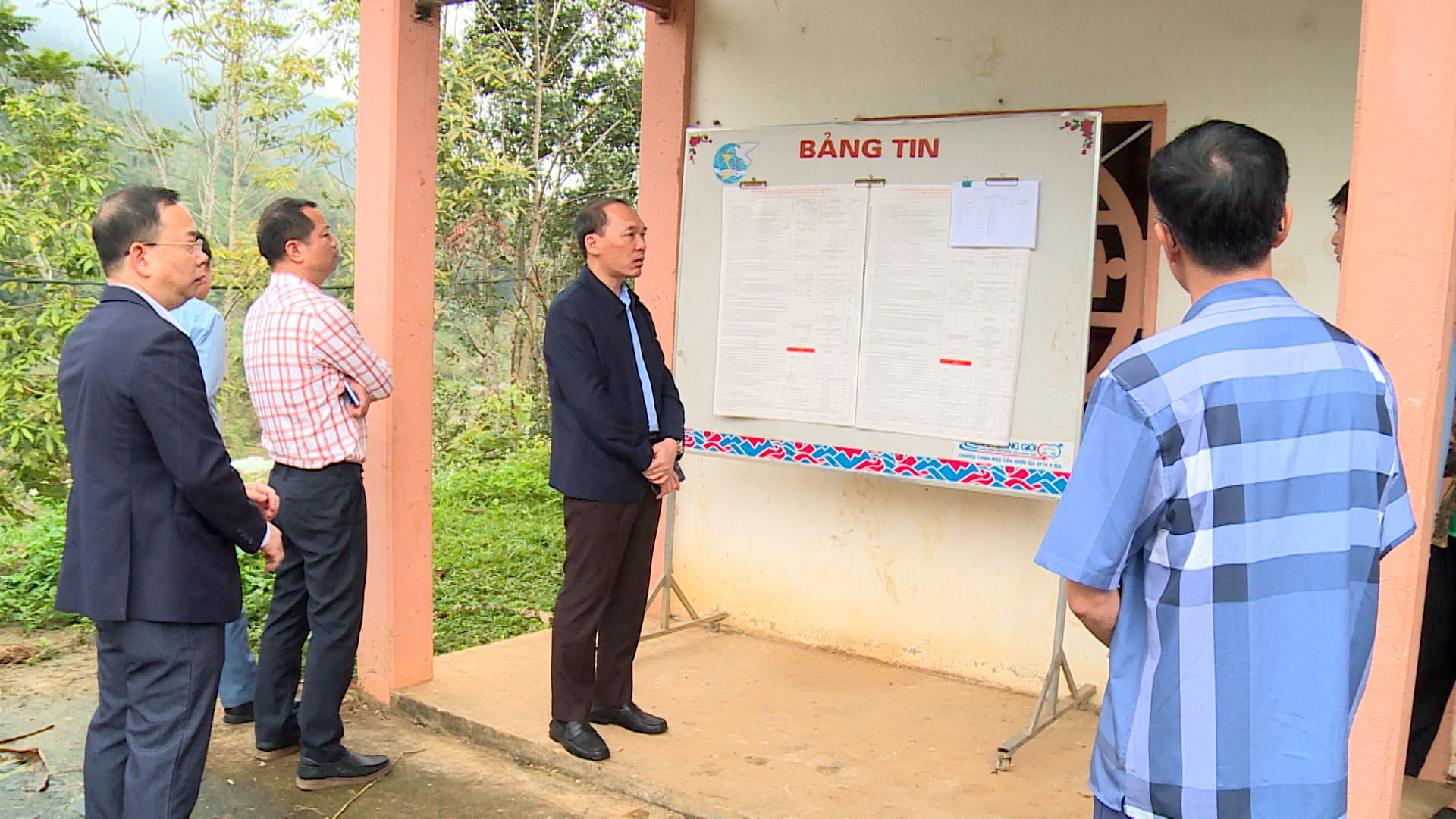 Xã Yên Hoa hoàn thành việc lập và niêm yết danh sách cử tri