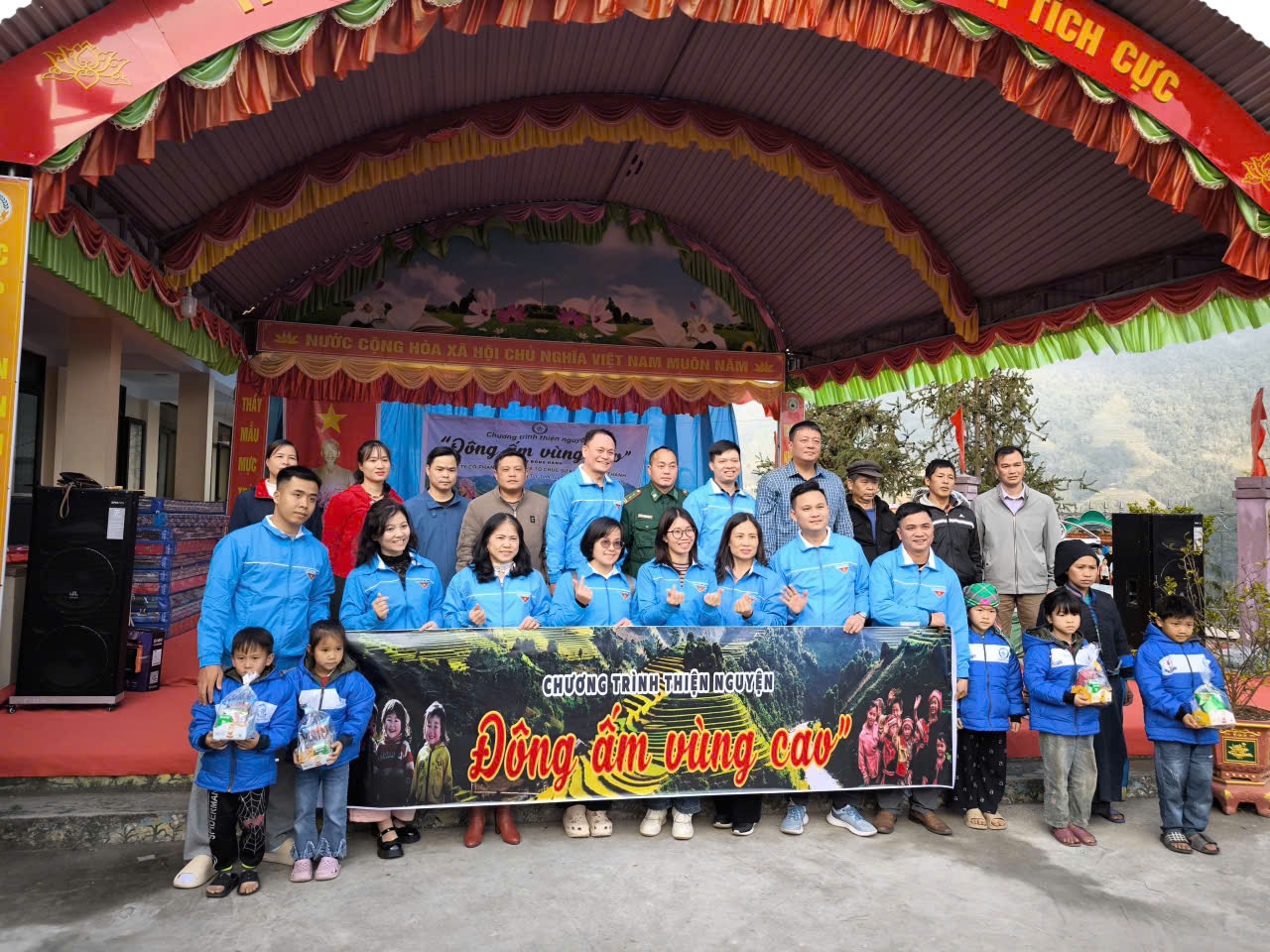 ĐOÀN THIỆN NGUYỆN TRAO QUÀ TẠI TRƯỜNG TIỂU HỌC PỐ LỒ 