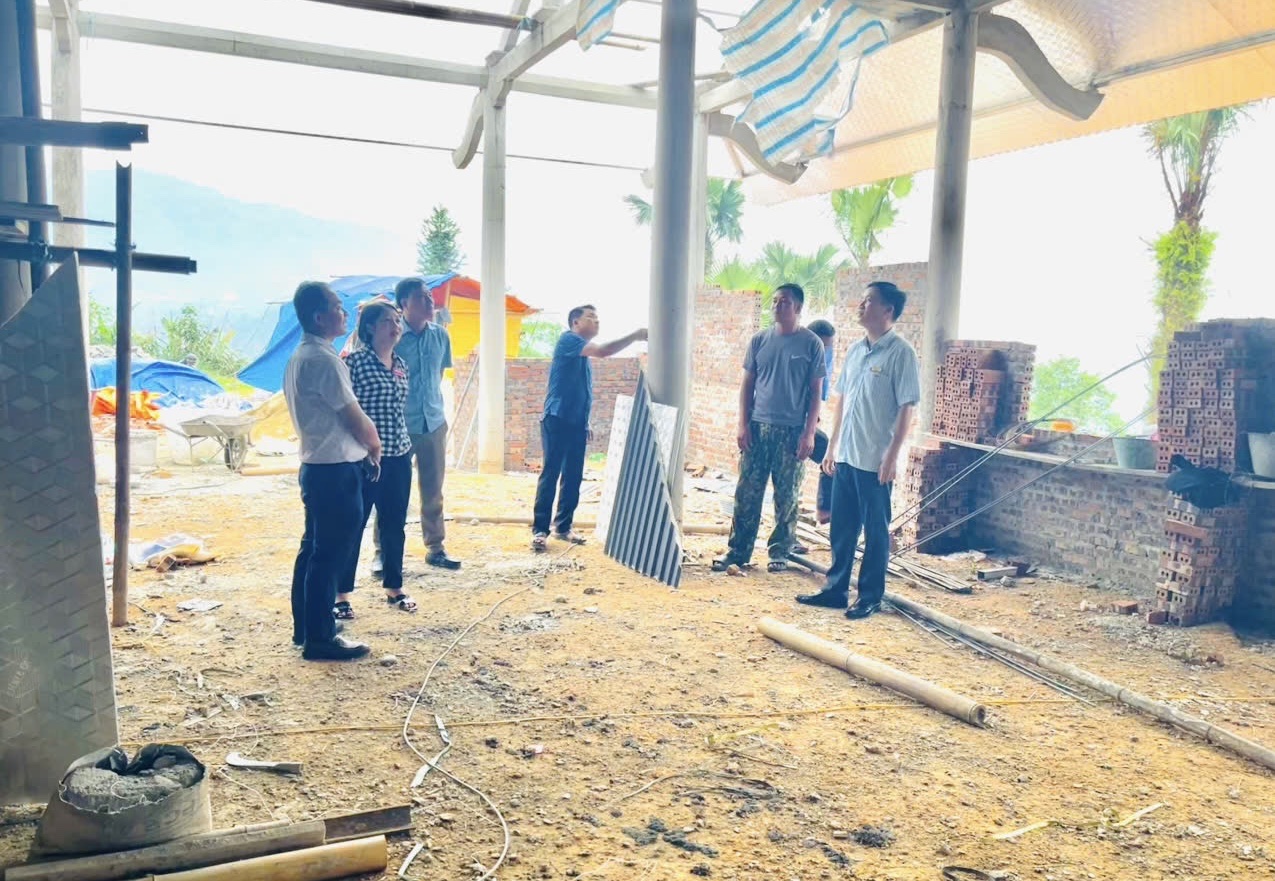 Lãnh đạo xã Việt Lâm thăm hỏi, hỗ trợ gia đình bị hỏa hoạn tại thôn Nặm Chang