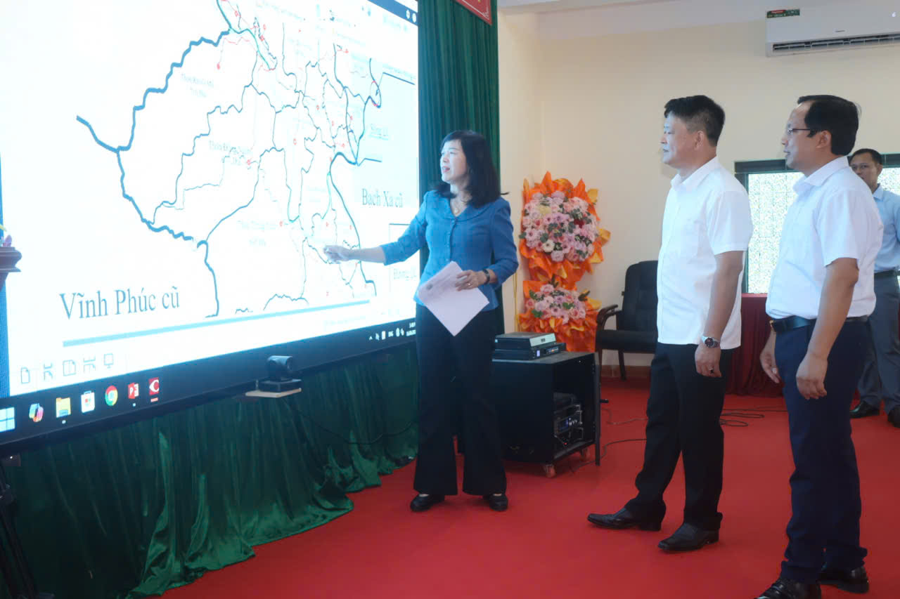 Đoàn kiểm tra, giám sát của Ban Thường vụ Tỉnh ủy làm việc tại xã Vĩnh Tuy về công tác sắp xếp thôn
