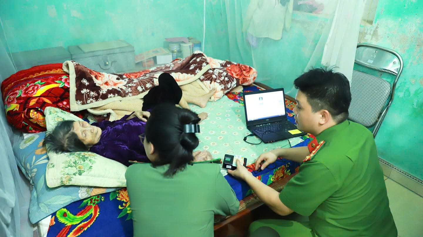 NHỮNG NGƯỜI GIỮ LỬA KÝ ỨC