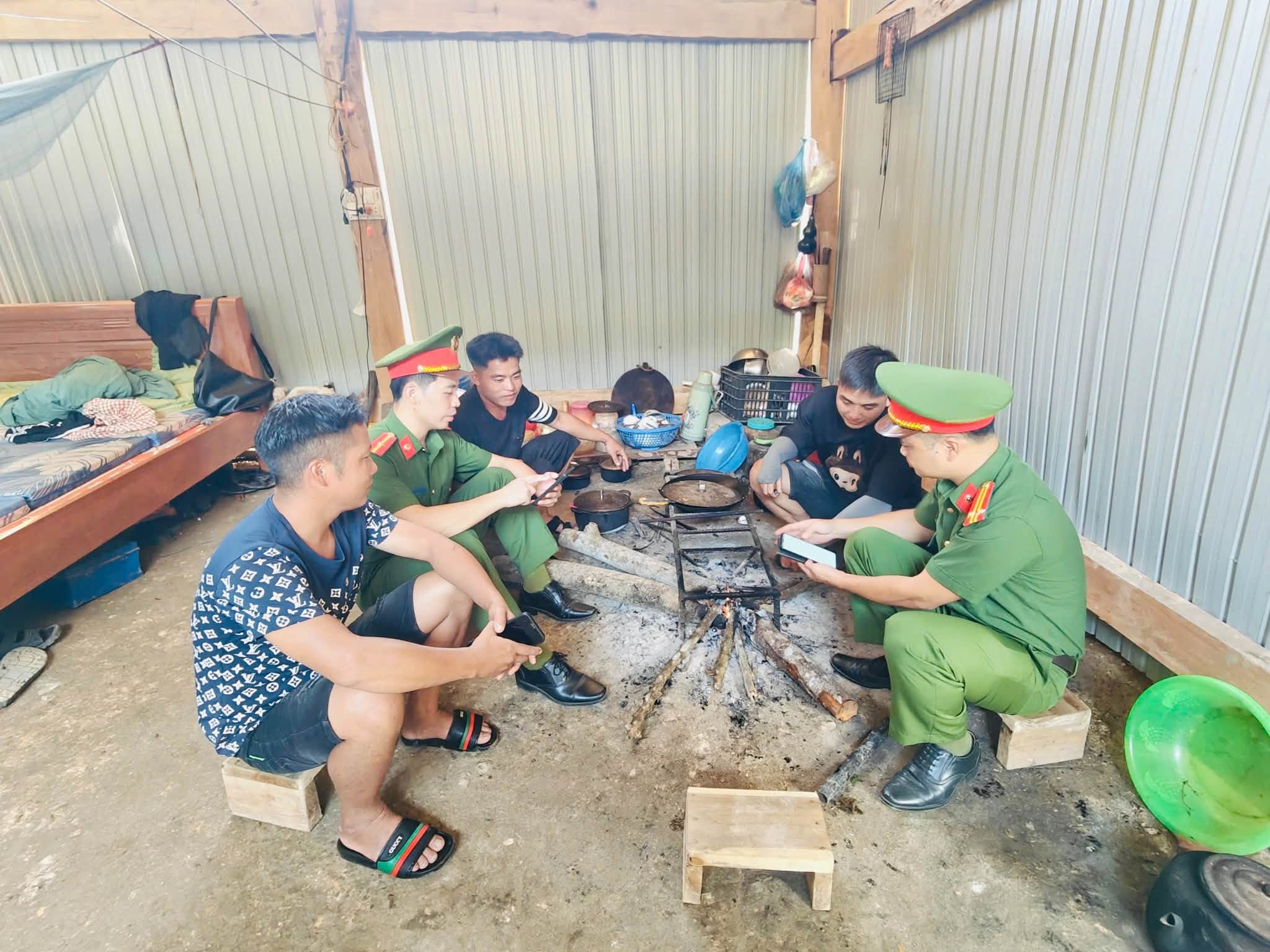 Công an xã Minh Ngọc “Đi từng ngõ, gõ từng nhà” tuyên truyền, vận động thu hồi vũ khí, vật liệu nổ, công cụ hỗ trợ và pháo