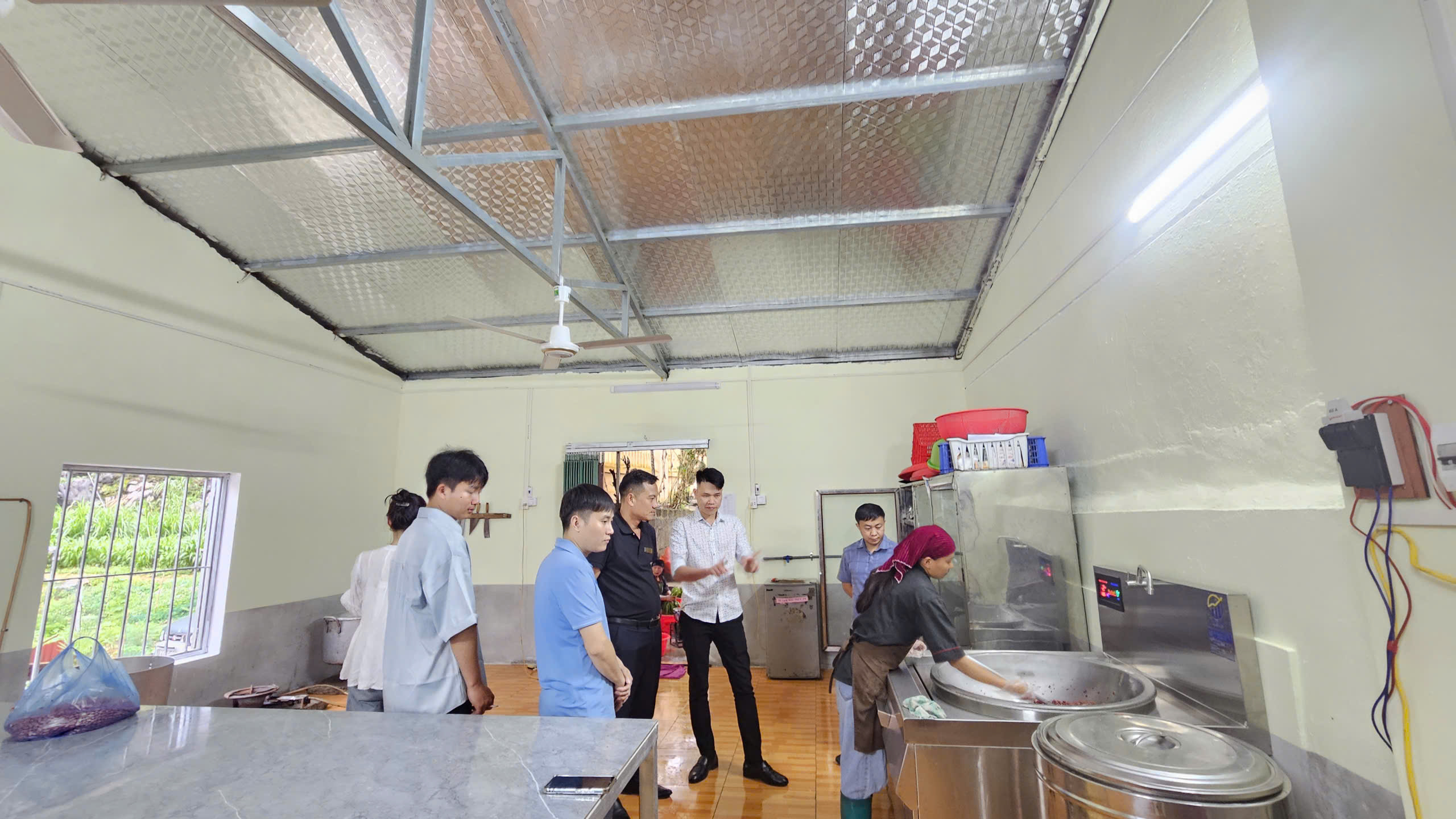Văn phòng tổ chức BDI/Úc tại Tuyên Quang bàn giao công trình phụ trợ cho chính quyền xã Sủng Trái quản lý và sử dụng