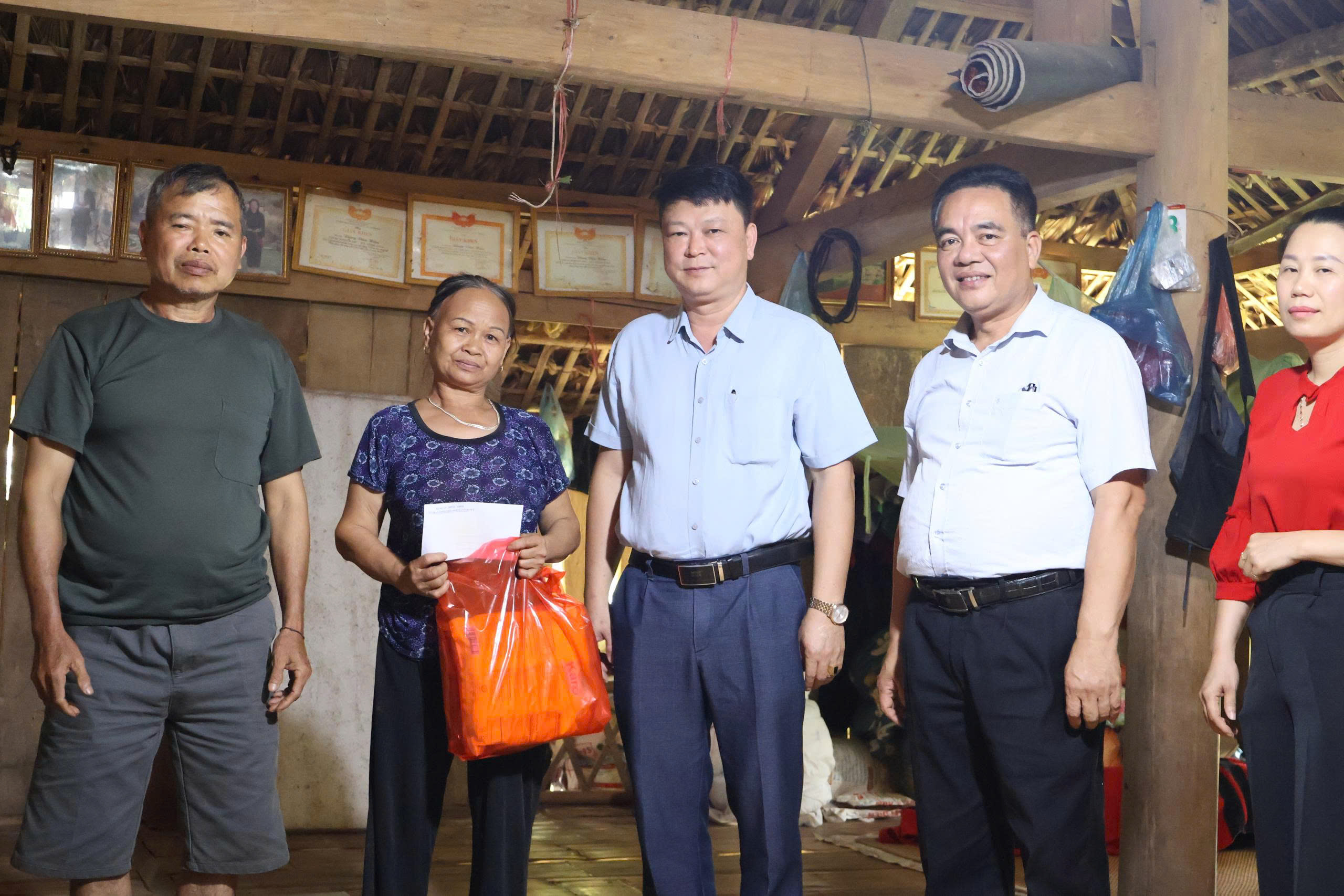 Lãnh đạo xã Vĩnh Tuy thăm, tặng quà người khuyết tật nhân Ngày Người khuyết tật Việt Nam 18/4