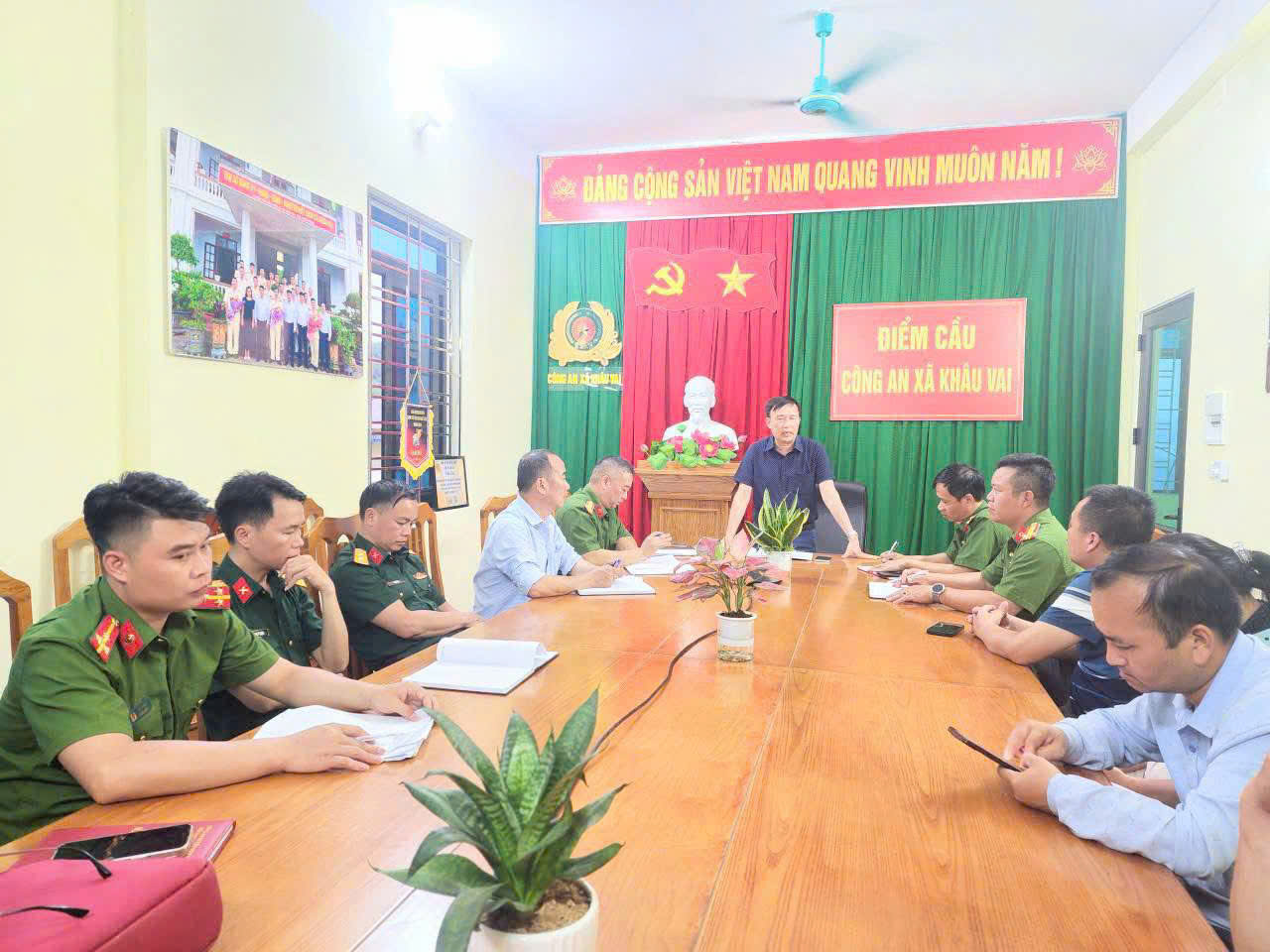 Khâu Vai họp hội ý sau hai ngày thực hiện Chiến dịch cao điểm “Mùa hè số cùng VNeID”
