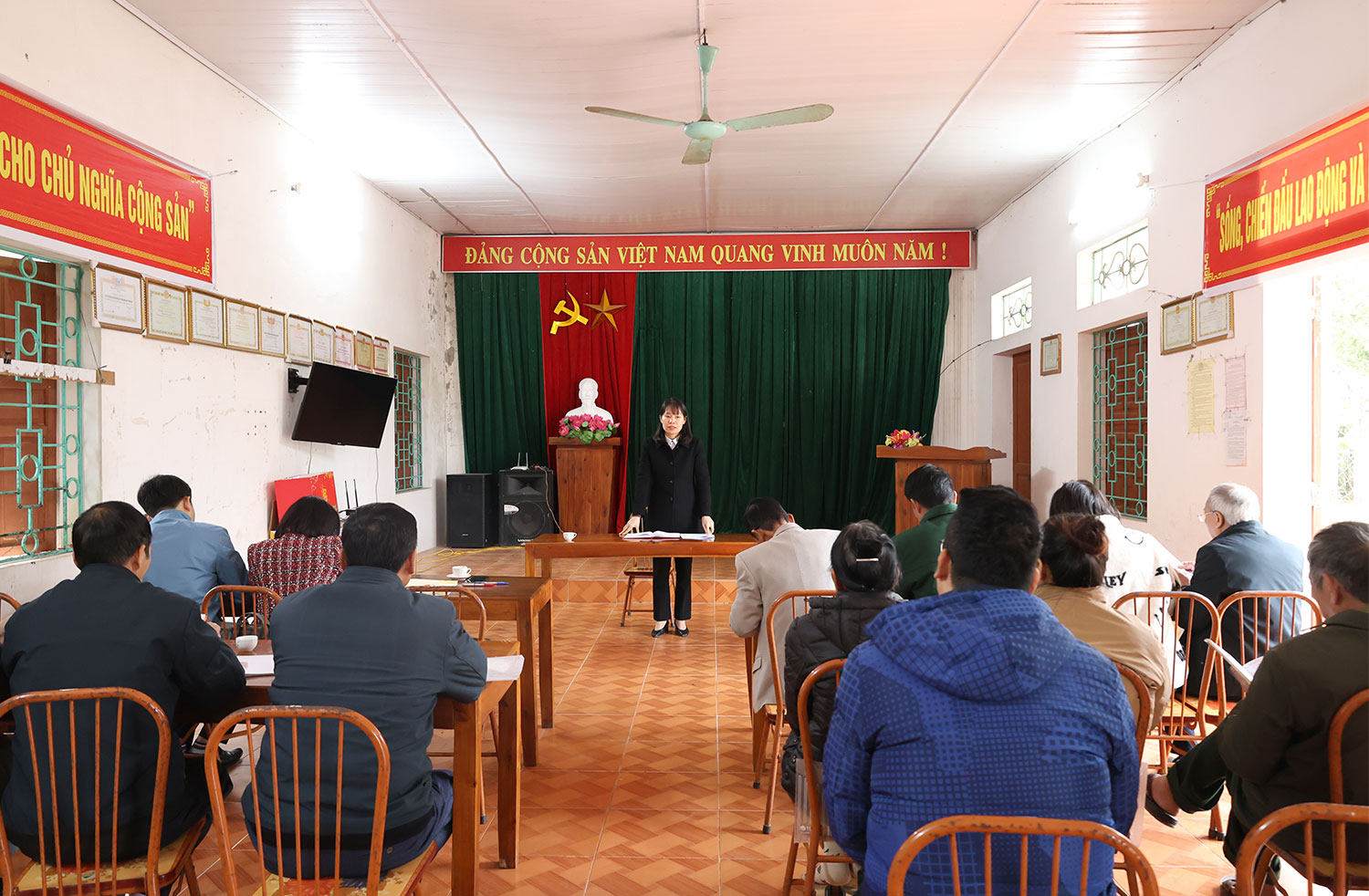 Đồng chí Bí thư Đảng uỷ xã Yên Sơn dự sinh hoạt Chi bộ tại thôn Hoàng Sơn