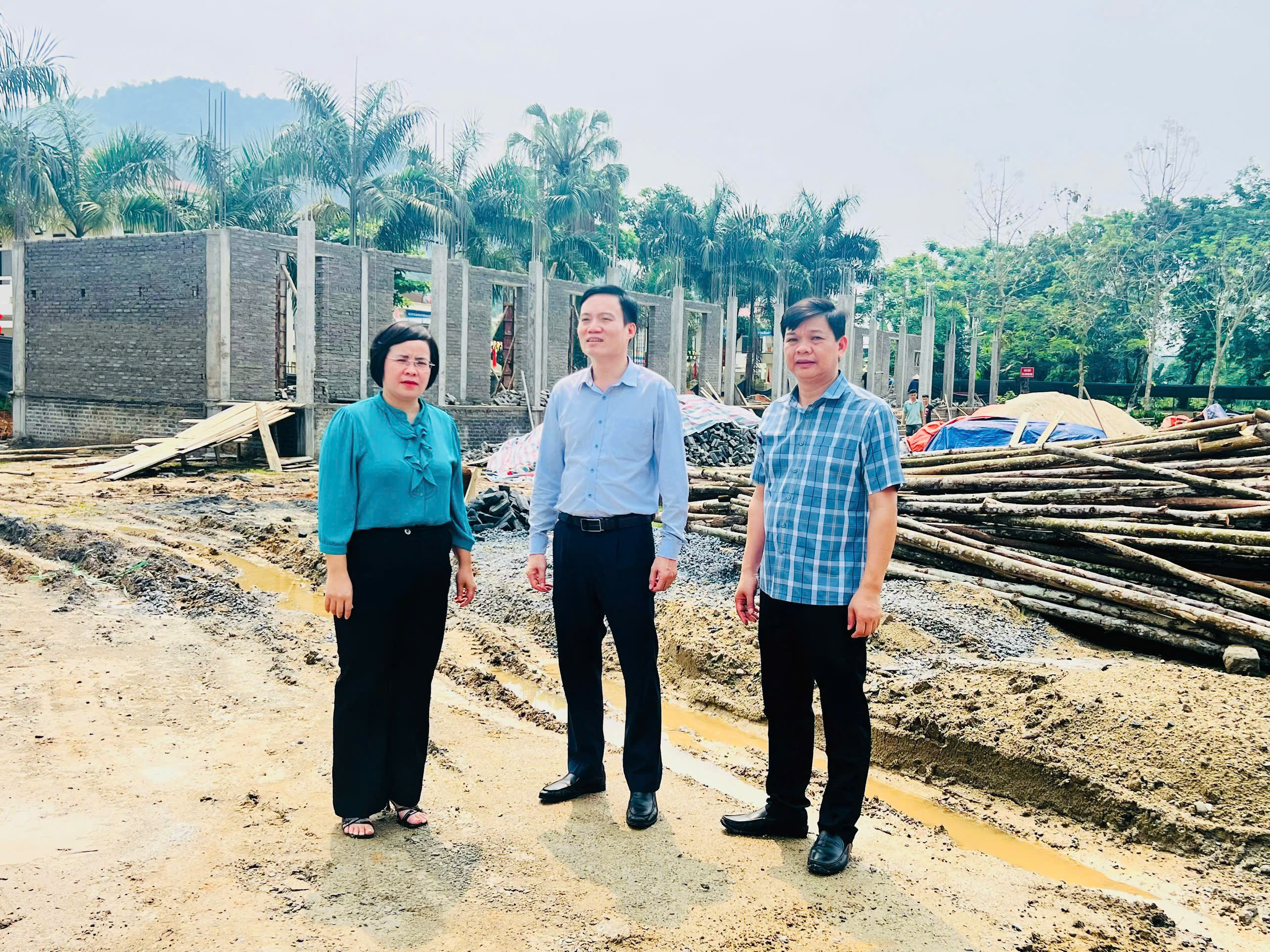 ĐOÀN CÔNG TÁC XÃ KIỂM TRA TIẾN ĐỘ THI CÔNG, CÔNG TRÌNH