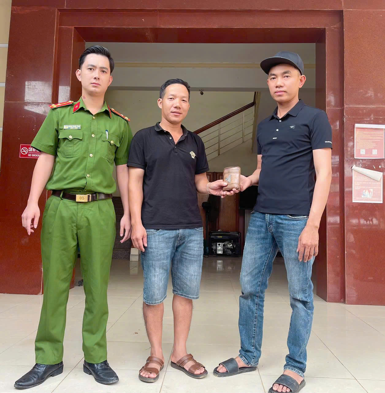 NHẶT ĐƯỢC CỦA RƠI, TRẢ LẠI NGƯỜI MẤT