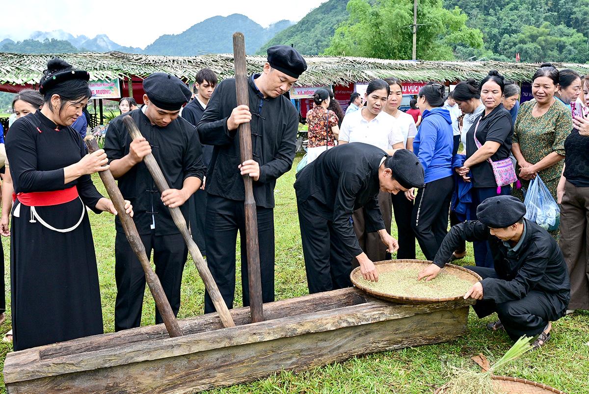 Lễ hội giã cốm Côn Lôn
