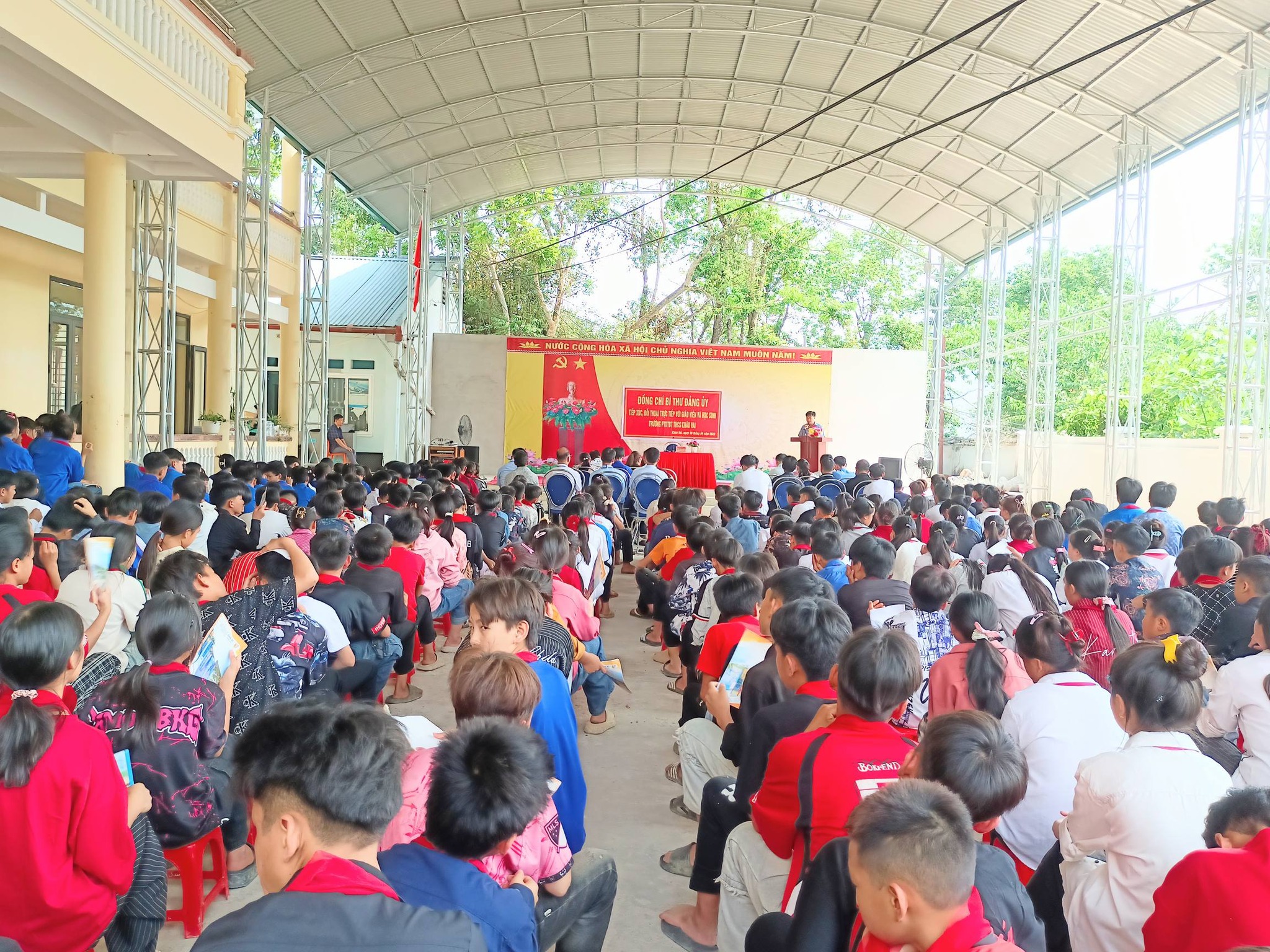 Đồng chí Bí thư Đảng ủy tiếp xúc, đối thoại với Trường THCS Khâu Vai