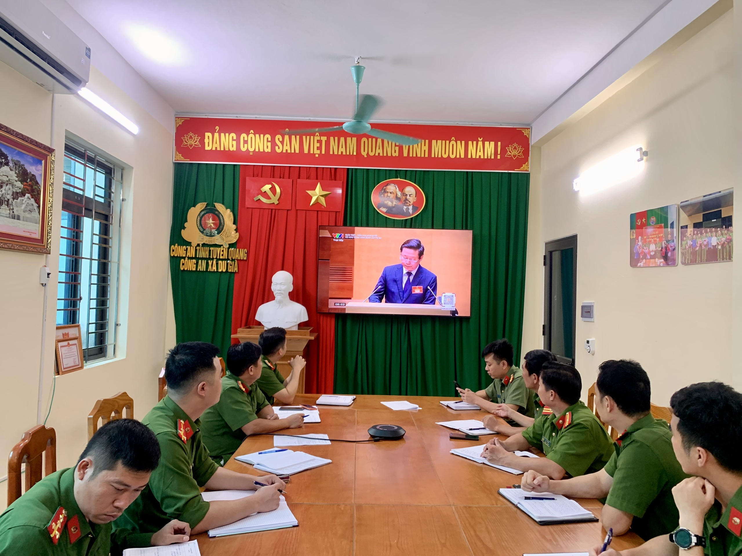 CÔNG AN XÃ DU GIÀ TỔ CHỨC HỌC TẬP, QUÁN TRIỆT NGHỊ QUYẾT HỘI NGHỊ LẦN THỨ BA BAN CHẤP HÀNH TRUNG ƯƠNG ĐẢNG KHÓA XIV
