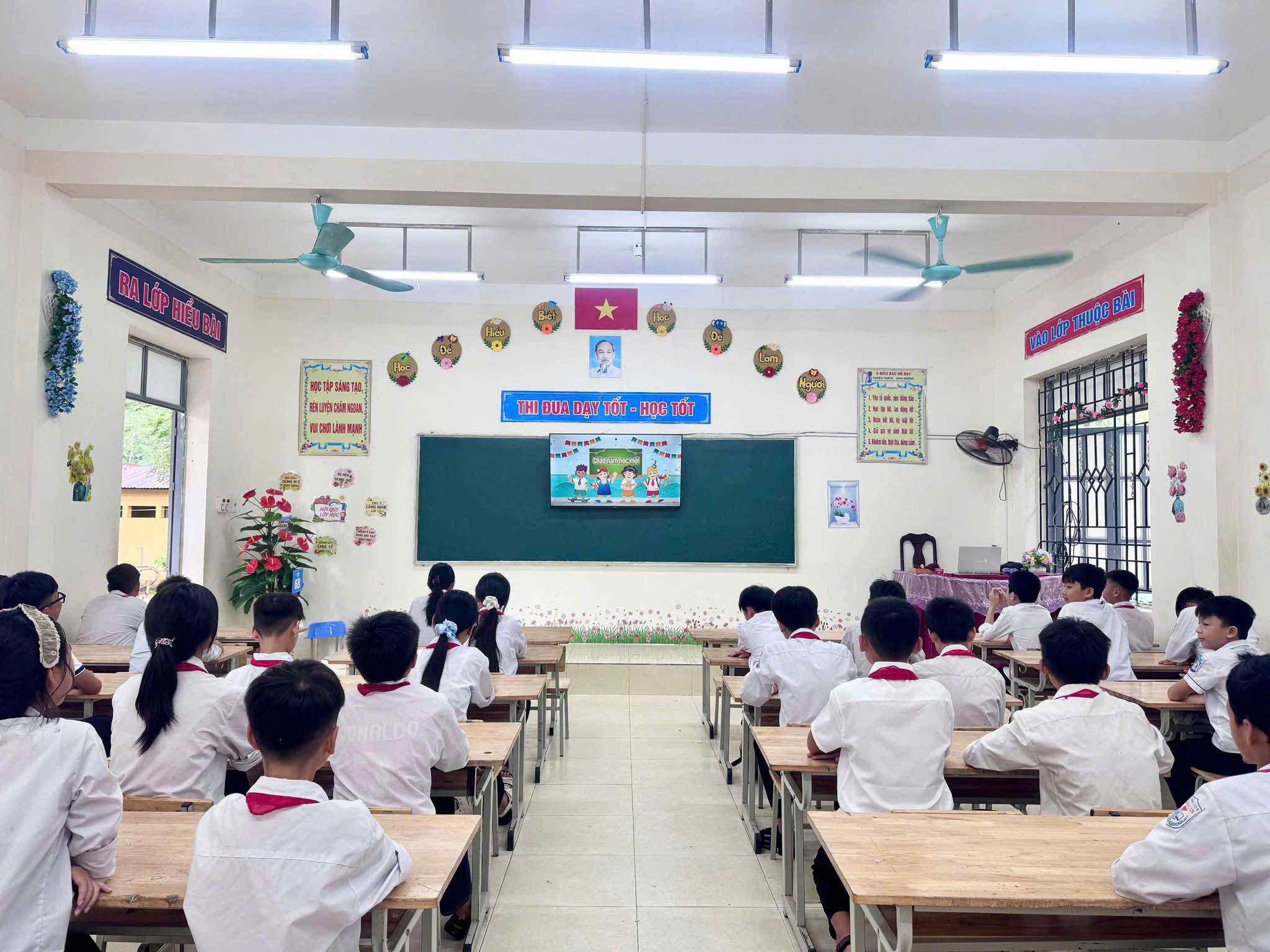 Trên 2.490 học sinh xã Lâm Bình tựu trường