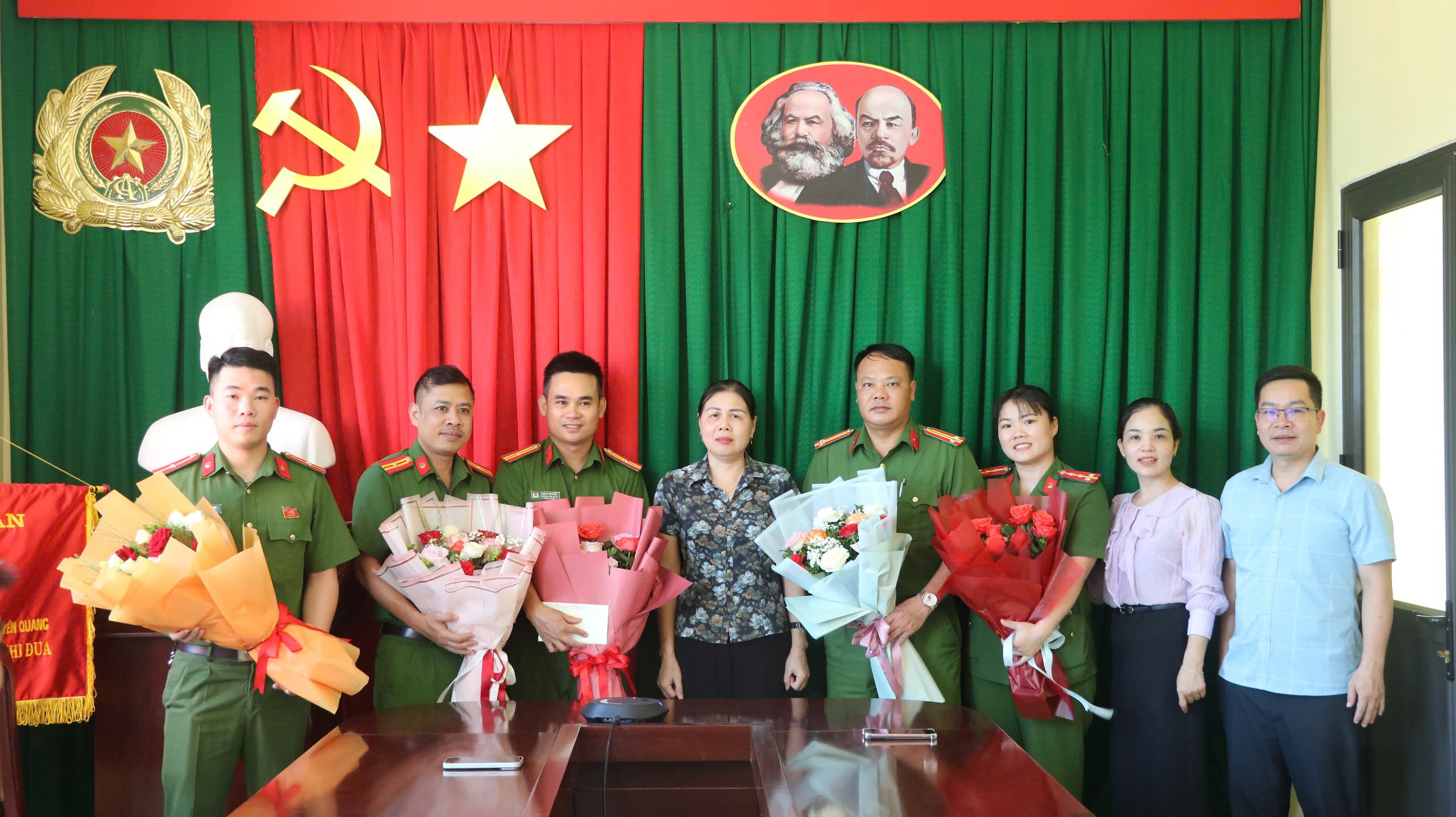 Bí thư Đảng ủy, Chủ tịch HĐND xã chúc mừng Công an xã nhân kỷ niệm 80 năm ngày truyền thống lực lượng An ninh nhân dân (12/7/1946 - 12/7/2026)