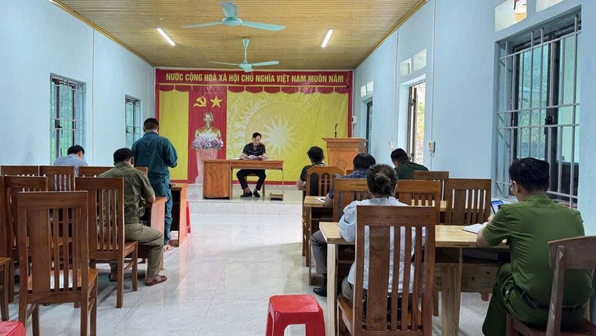 Đồng chí Phan Văn Trình, Phó Chủ tịch UBND xã làm việc tại thôn Xín Cái