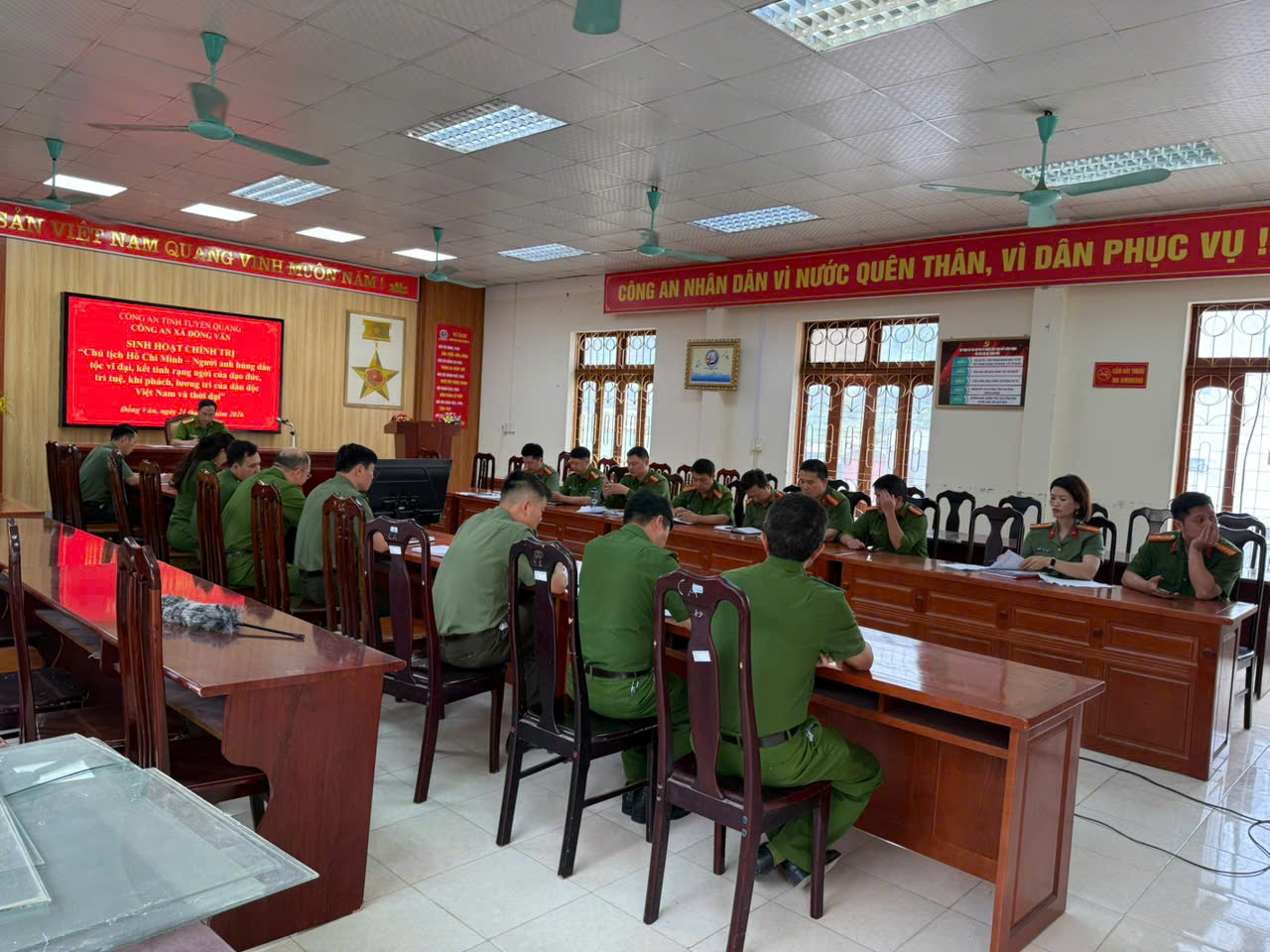 CÔNG AN XÃ ĐỒNG VĂN TỔ CHỨC SINH HOẠT CHÍNH TRỊ KỶ NIỆM 136 NĂM NGÀY SINH CHỦ TỊCH HỒ CHÍ MINH