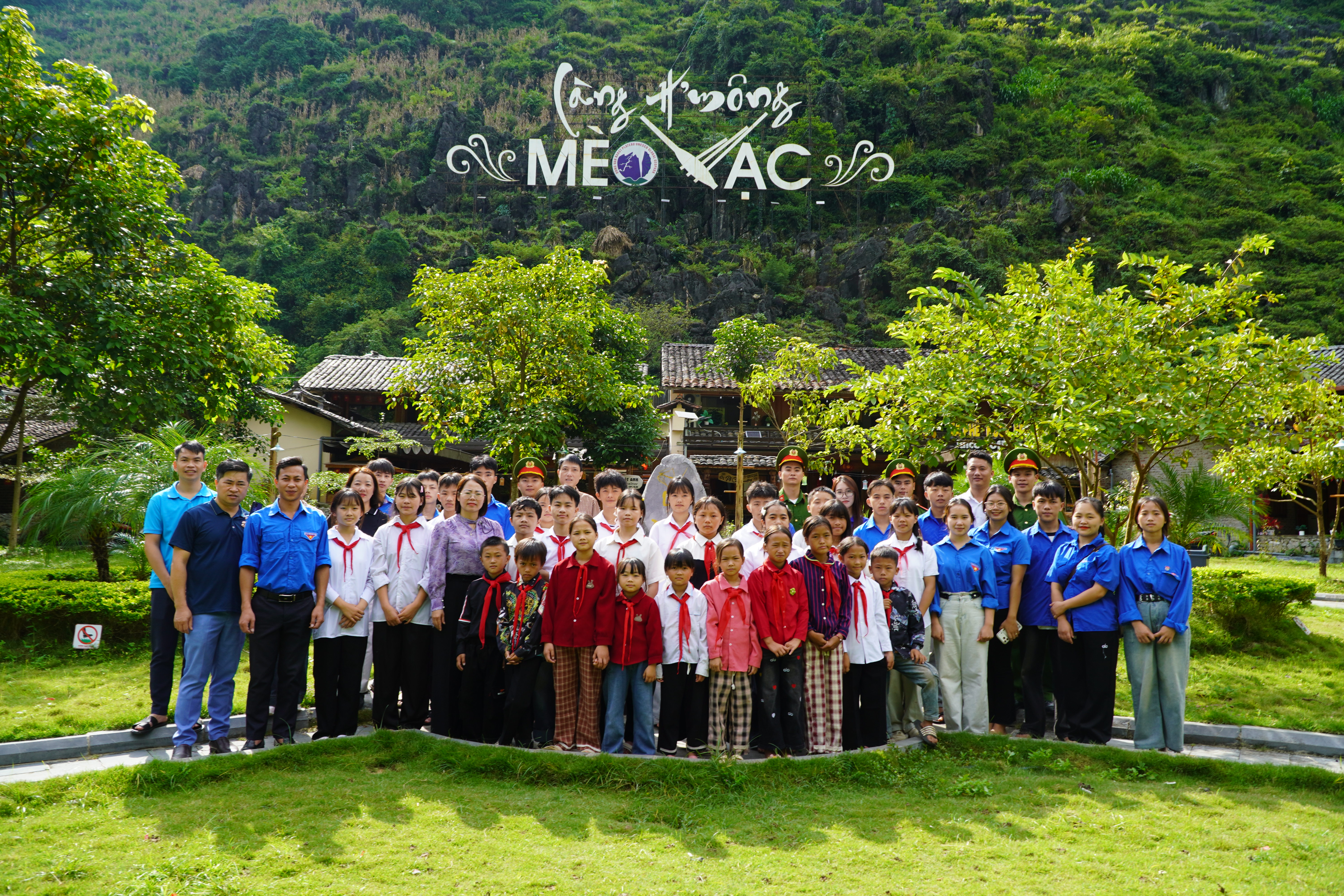 Mèo Vạc tổ chức hoạt động trải nghiệm, giáo dục truyền thống cho học sinh