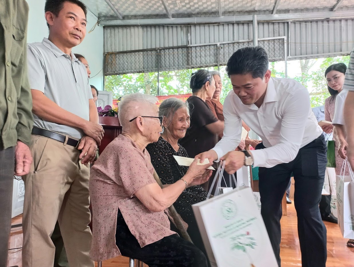 Bộ Y tế khám, cấp phát thuốc, tặng quà tại xã Vị Xuyên