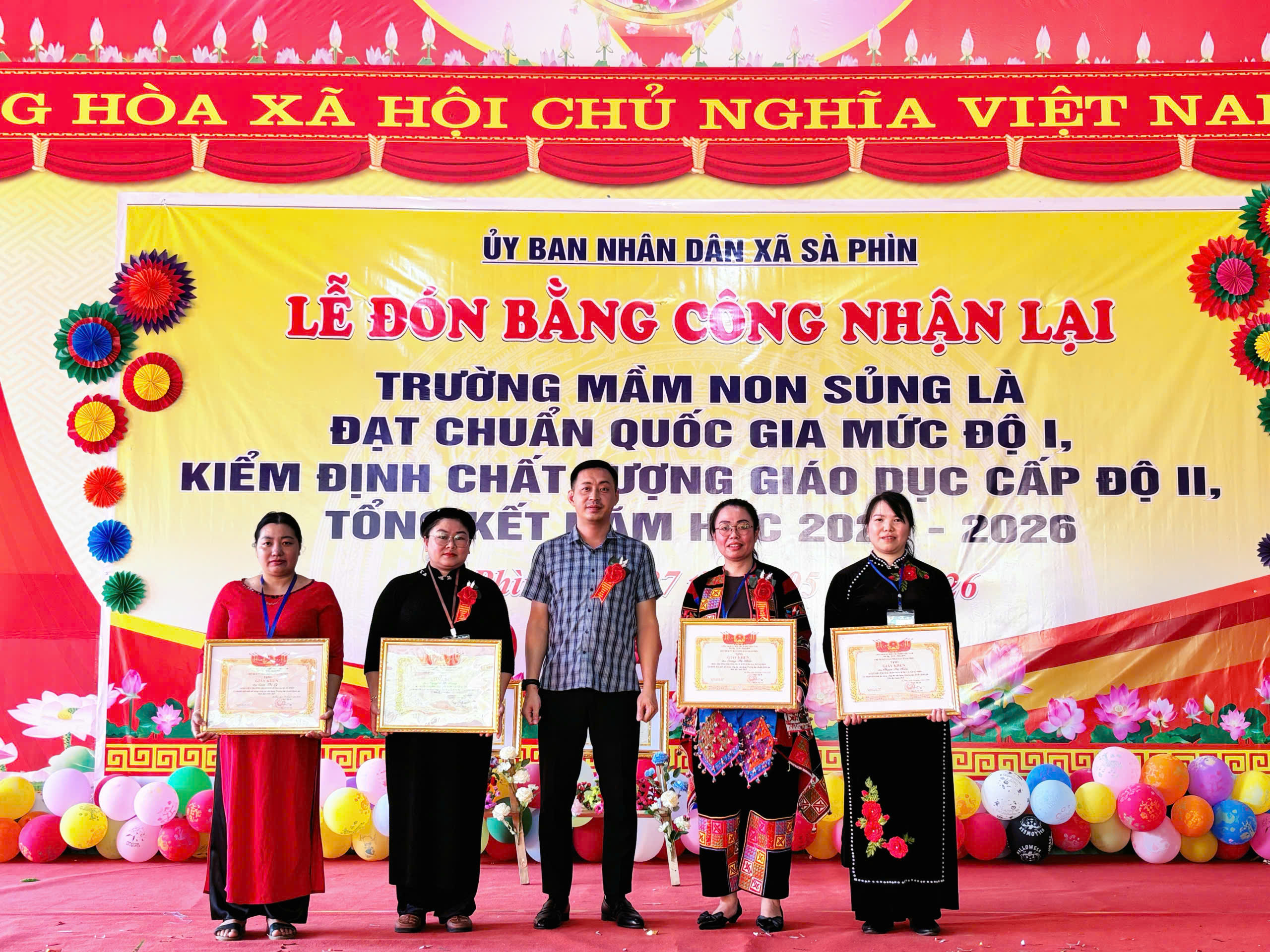 s&ecirc;p Long tặng giấy khen.jpg